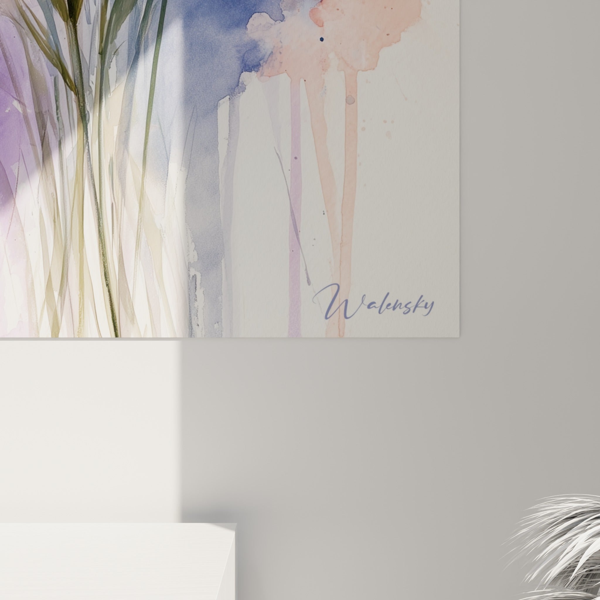 Détail des tiges de lavande violette et des éclaboussures corail montrant le grain de l'aquarelle