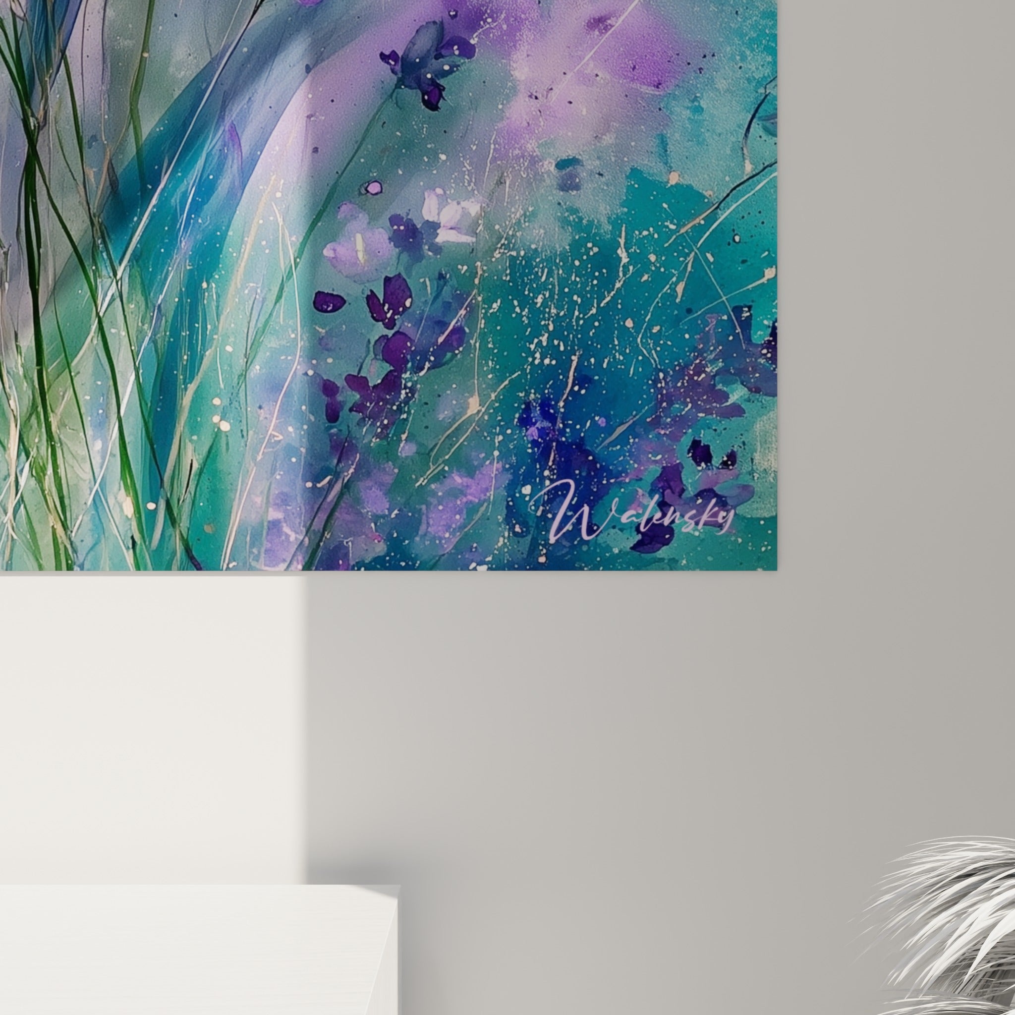 Détail des pétales de lavande violette et des coulures turquoise révélant le grain de l'impression