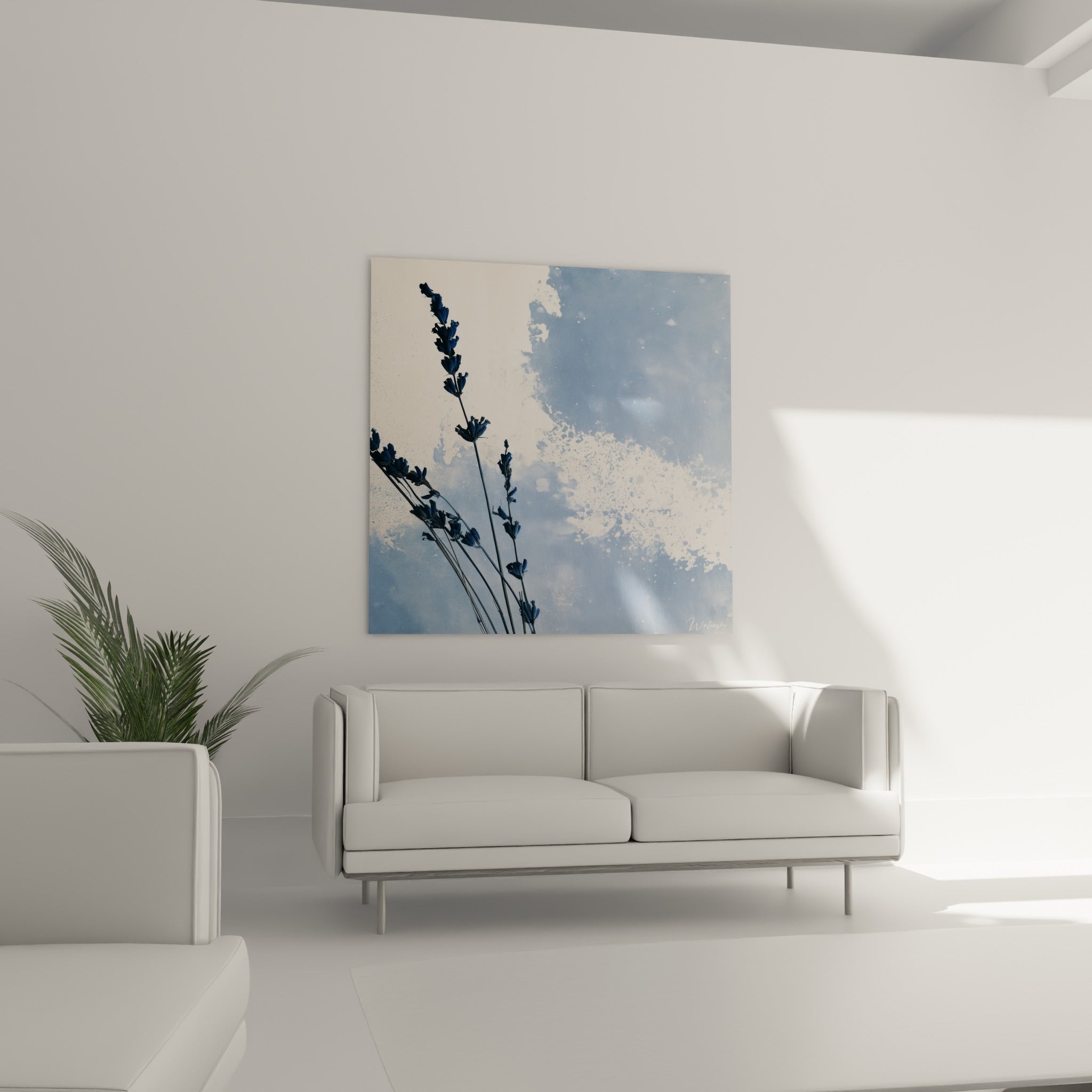 Tiges de lavande sombres sur fond bleu délavé au-dessus d'un canapé dans un salon lumineux
