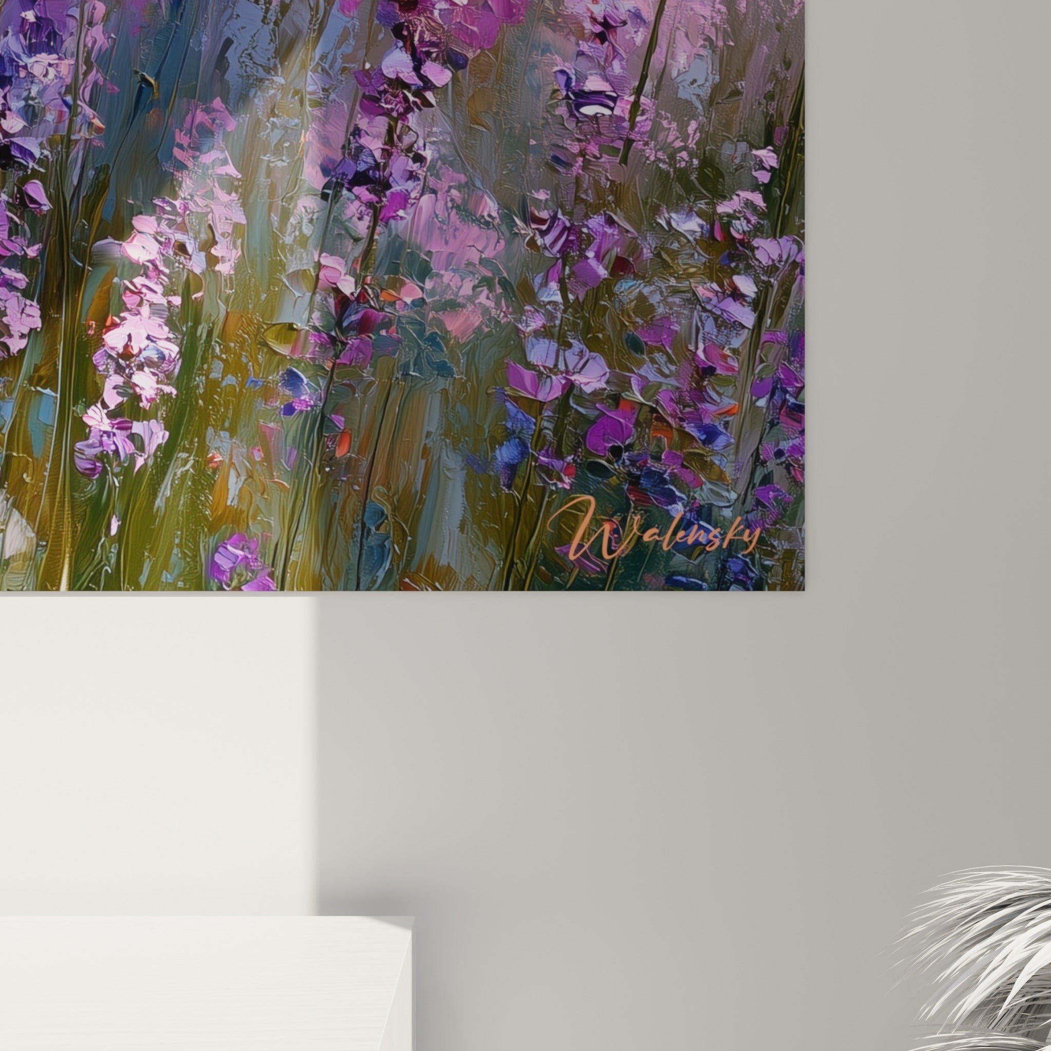 Matière épaisse et empâtements violets, coulures orangées se fondant dans le grain de la toile de lavande.