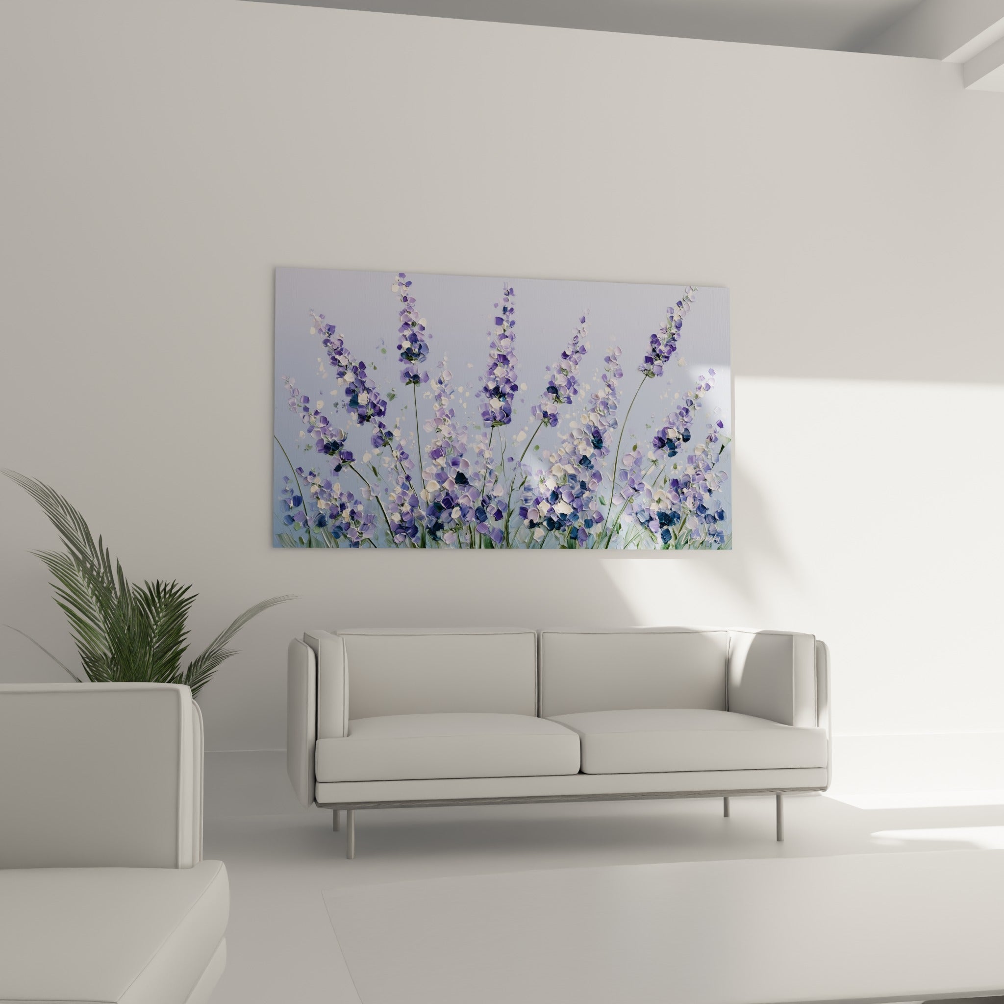 Fleurs de lavande mauve et blanche en relief, suspendues au-dessus d'un canapé dans un salon lumineux