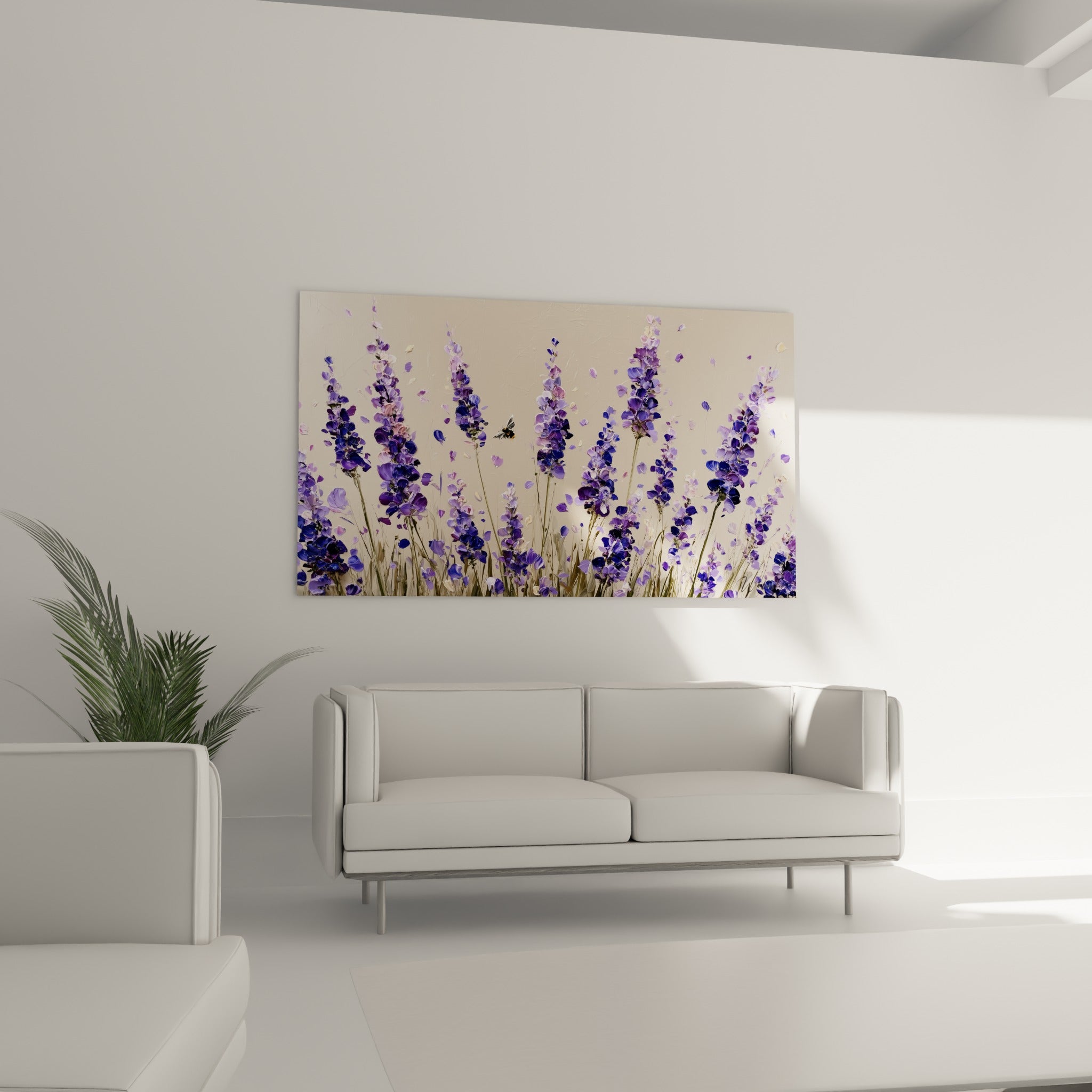 Épis mauves et violets de lavande, au-dessus d'un canapé dans un salon lumineux
