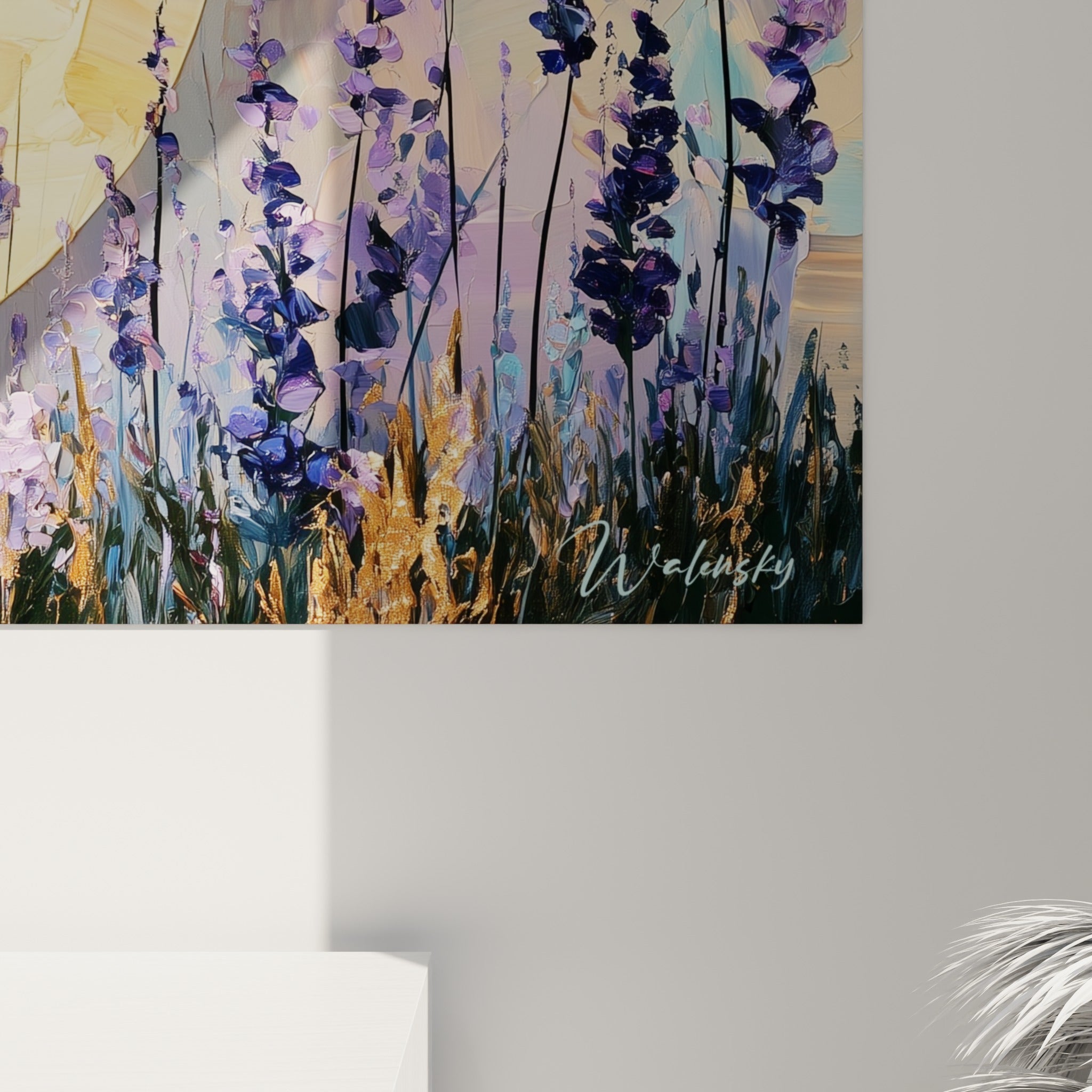 Empâtements dorés et coulures violettes visibles de près, matière épaisse et grain de peinture texturé
