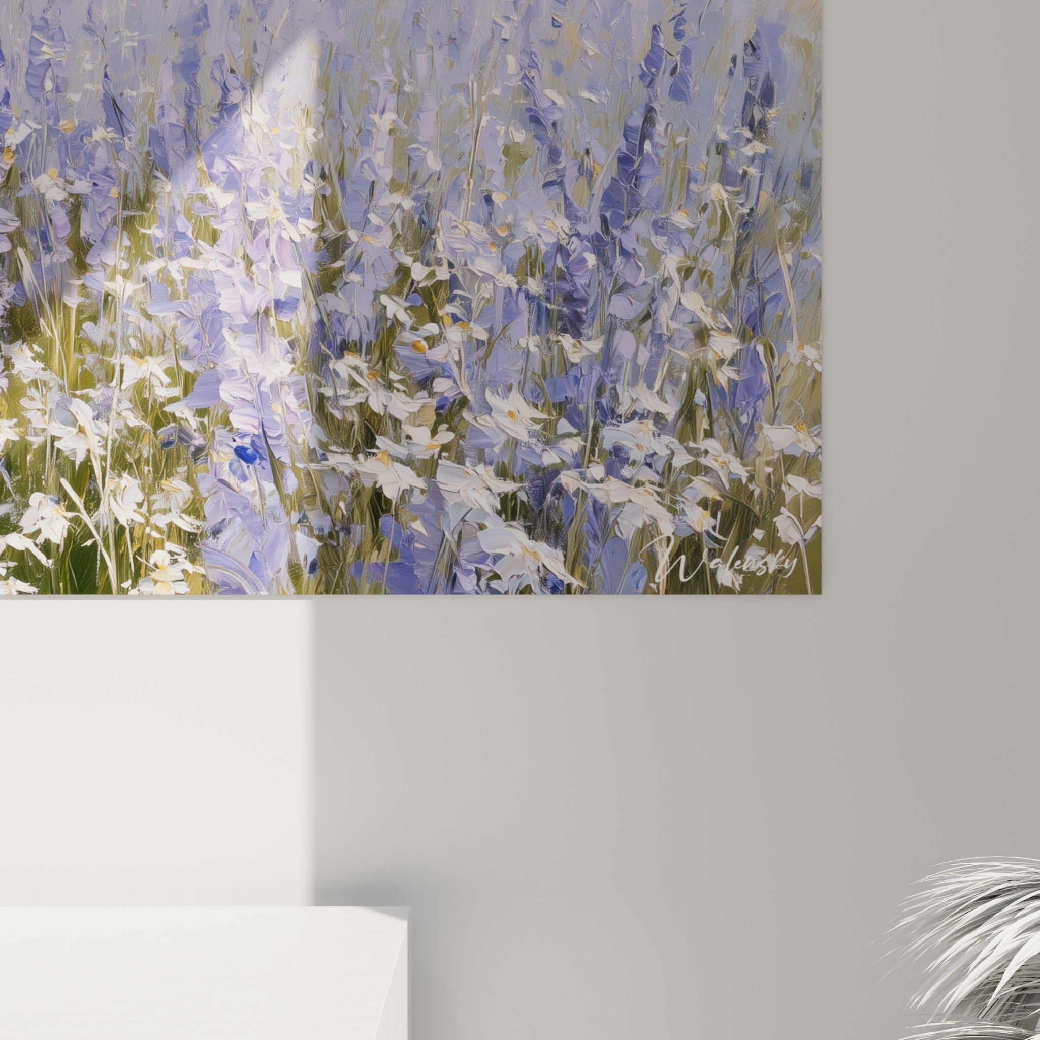 Empâtements violets et blancs des fleurs, matière épaisse et coulures de peinture visibles de près