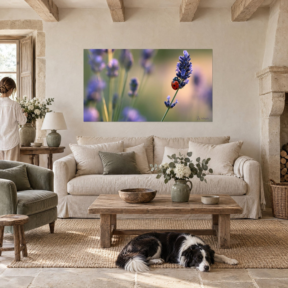 Gemälde Marienkäfer rot mit schwarzen Punkten auf einer violetten Lavendelähre, verschwommener grüner Hintergrund, über einem Sofa in einem hellen Wohnzimmer
