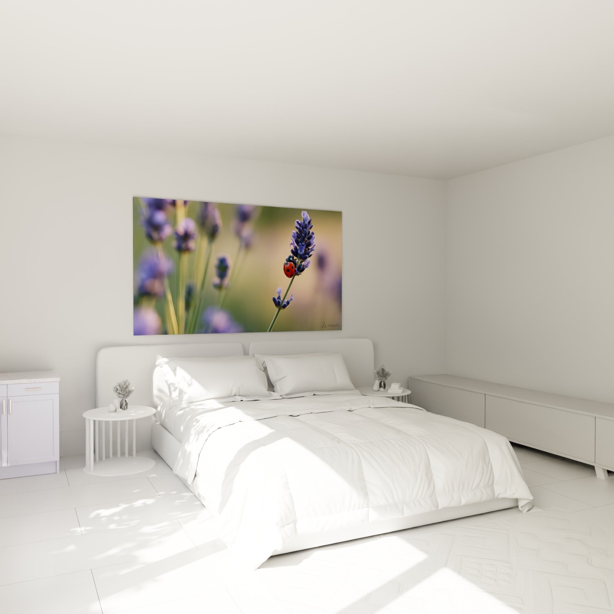Épi de lavande violette et coccinelle rouge au-dessus d'un lit dans une chambre claire