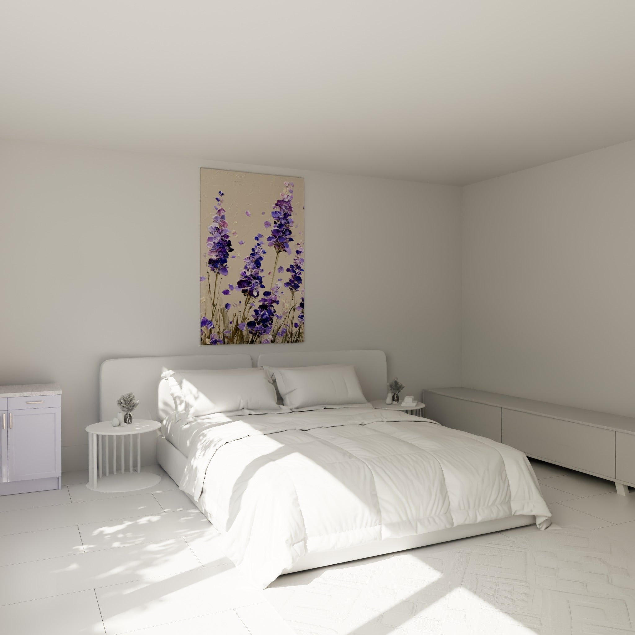 Épis de lavande violette et bleu marine flottant, au-dessus d'un lit dans une chambre claire