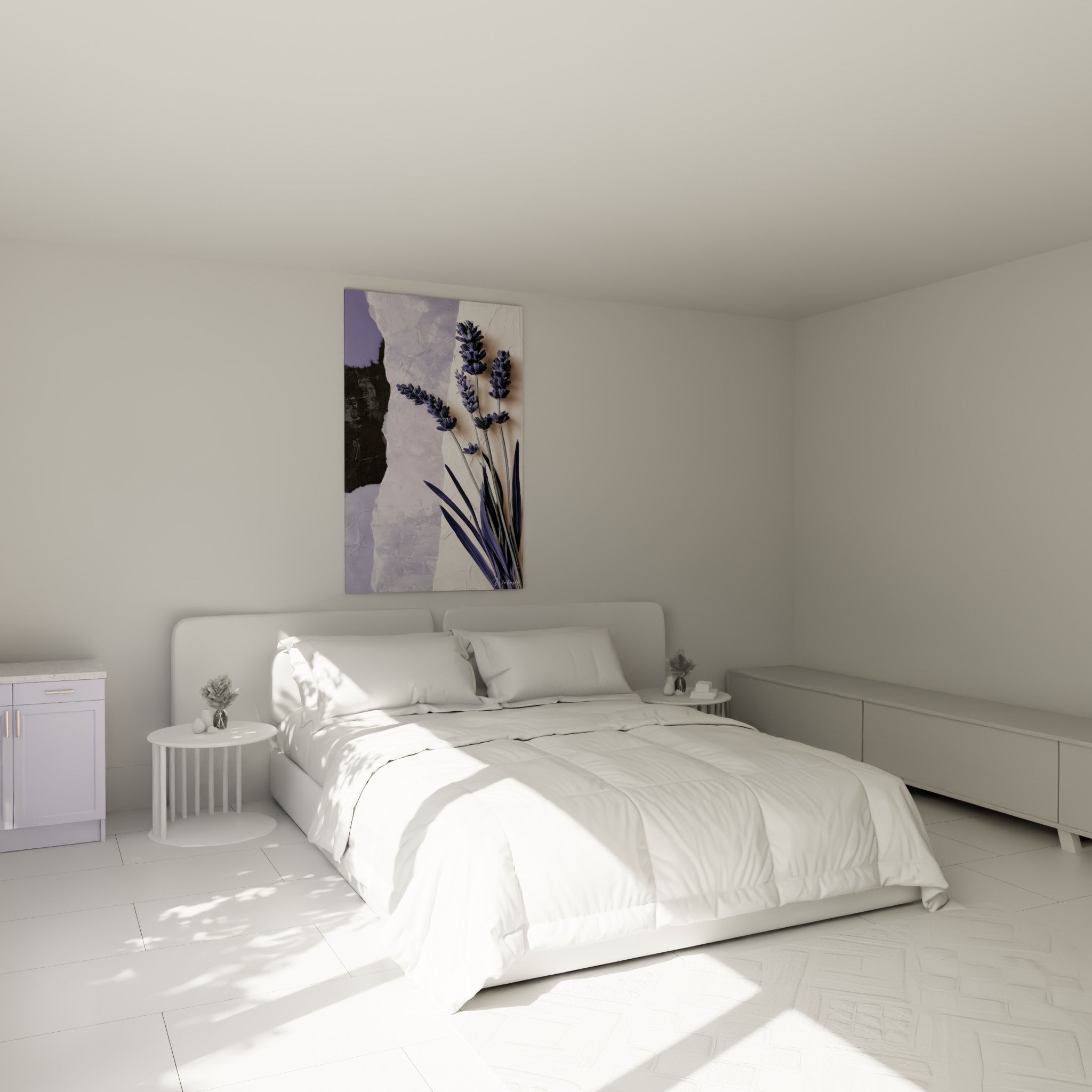 Tiges de lavande violettes et grises accrochées au-dessus d'un lit dans une chambre claire