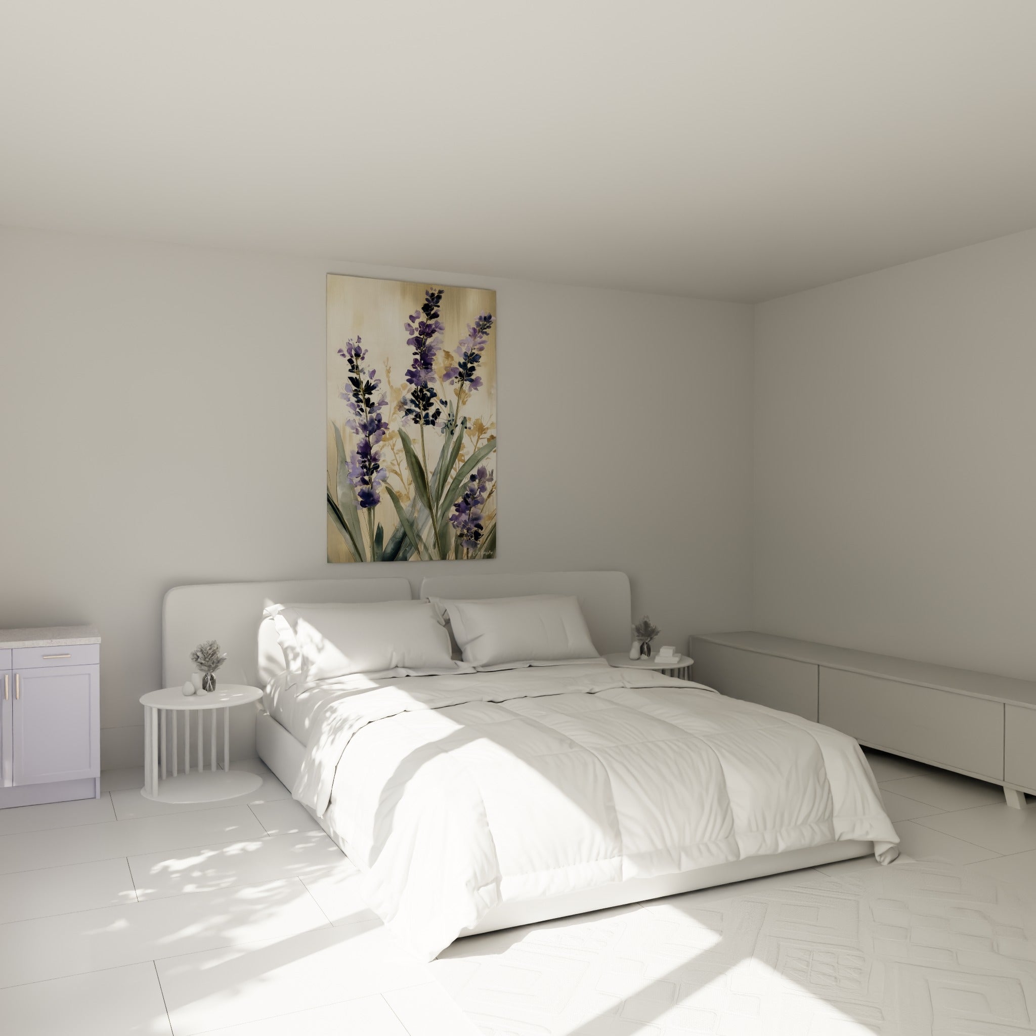 Trois tiges de lavande violettes et vert sauge accrochées au-dessus d'un lit dans une chambre claire