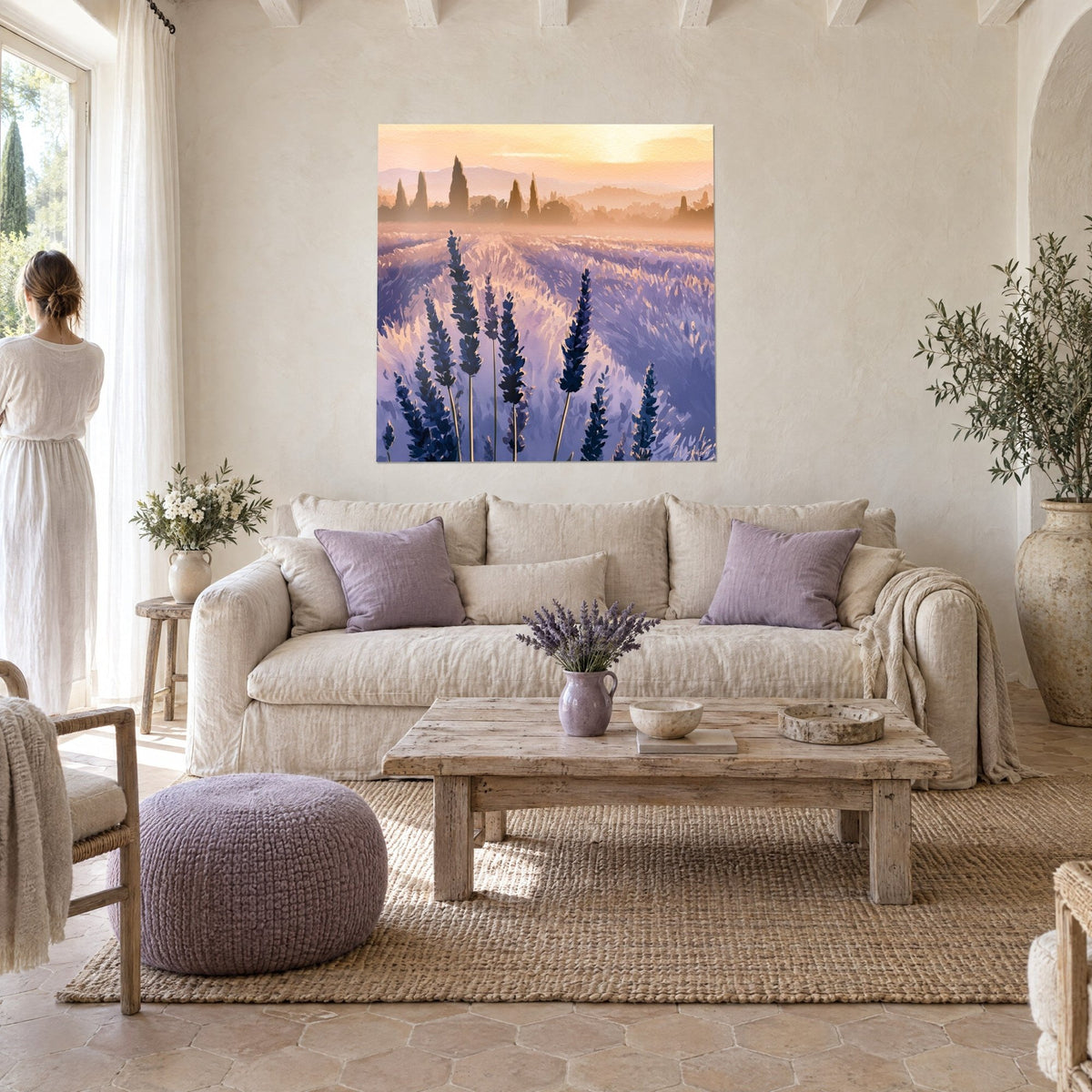 Quadro campo di lavanda in fiore, spighe blu notte e foschia dorata, una donna di spalle, sopra un divano in un soggiorno luminoso