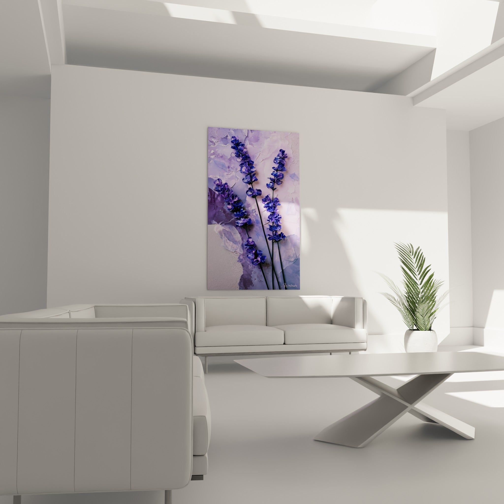 Épis de lavande bleu marine et mauve pâle placés au-dessus d'un canapé dans un salon lumineux
