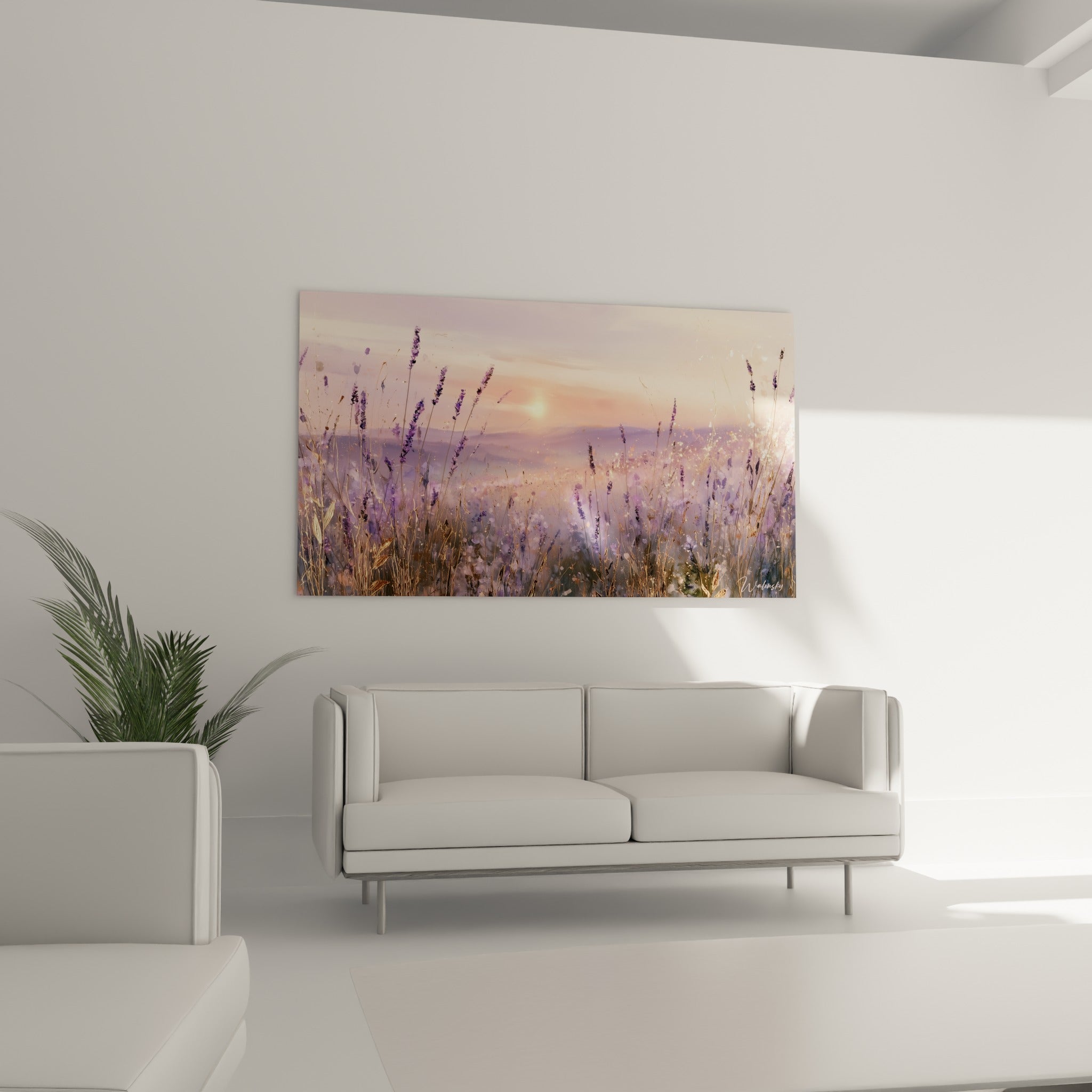 Paysage de lavande violette baigné de lumière orangée, au-dessus d'un canapé dans un salon lumineux
