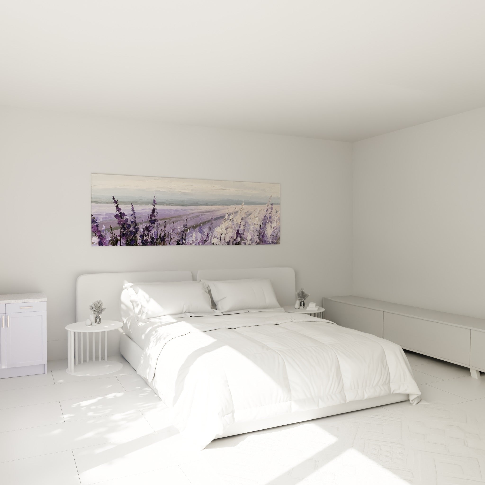Épis fleuris violet foncé et blanc crème accrochés au-dessus d'un lit dans une chambre claire