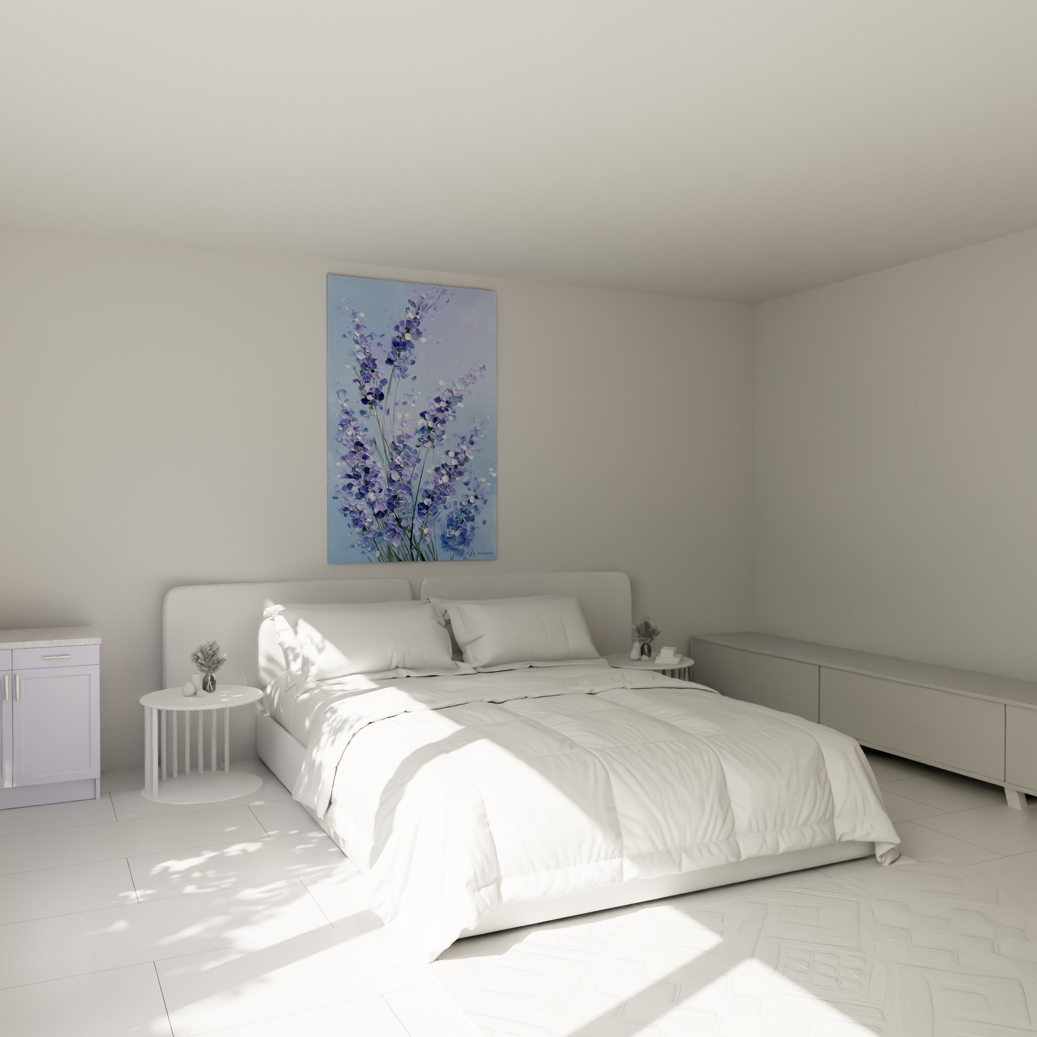 Épis de lavande violette et bleu pastel accrochés au-dessus d'un lit dans une chambre claire