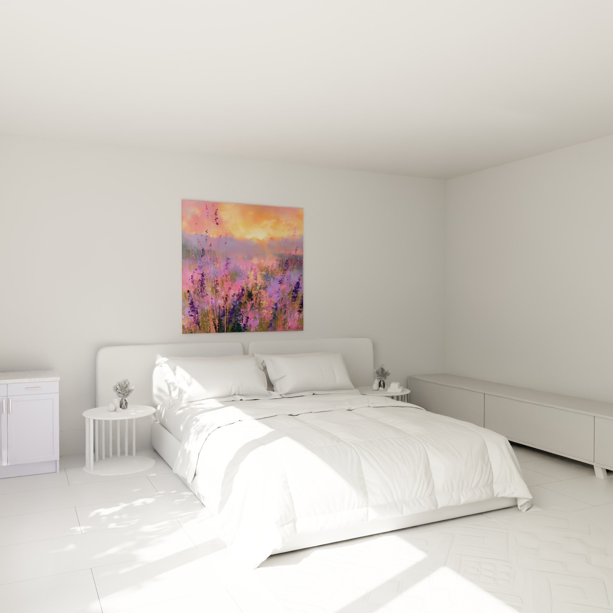 Épis de lavande mauve et rose se détachant sur fond corail, au-dessus d'un lit dans une chambre claire