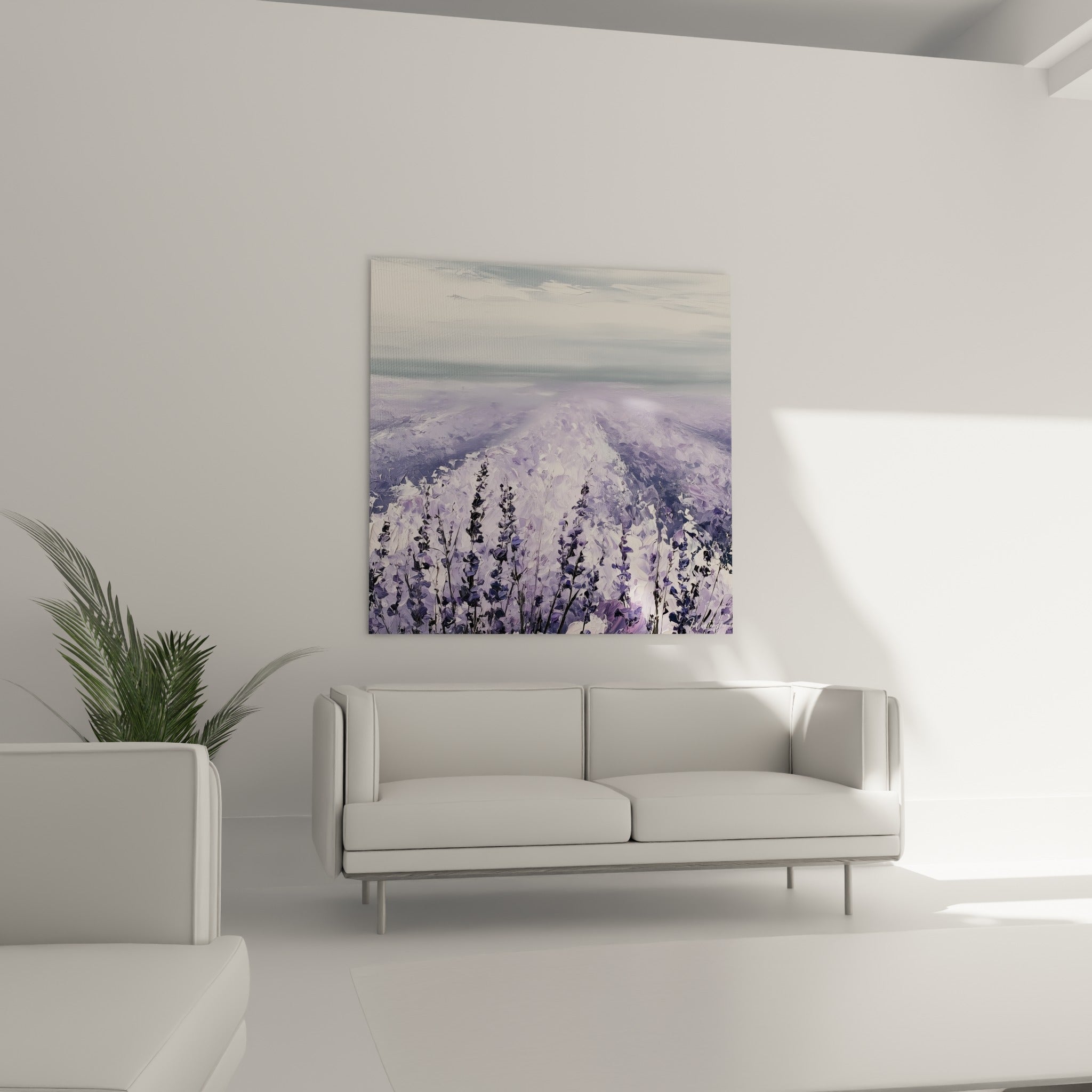 Épis de lavande violette et mauve en relief, disposés au-dessus d'un canapé dans un salon lumineux.