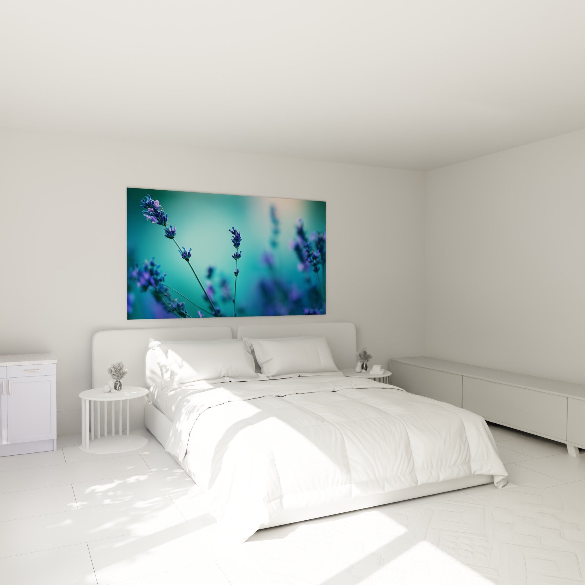 Tiges de lavande mauve et bleu turquoise disposées au-dessus d'un lit dans une chambre claire