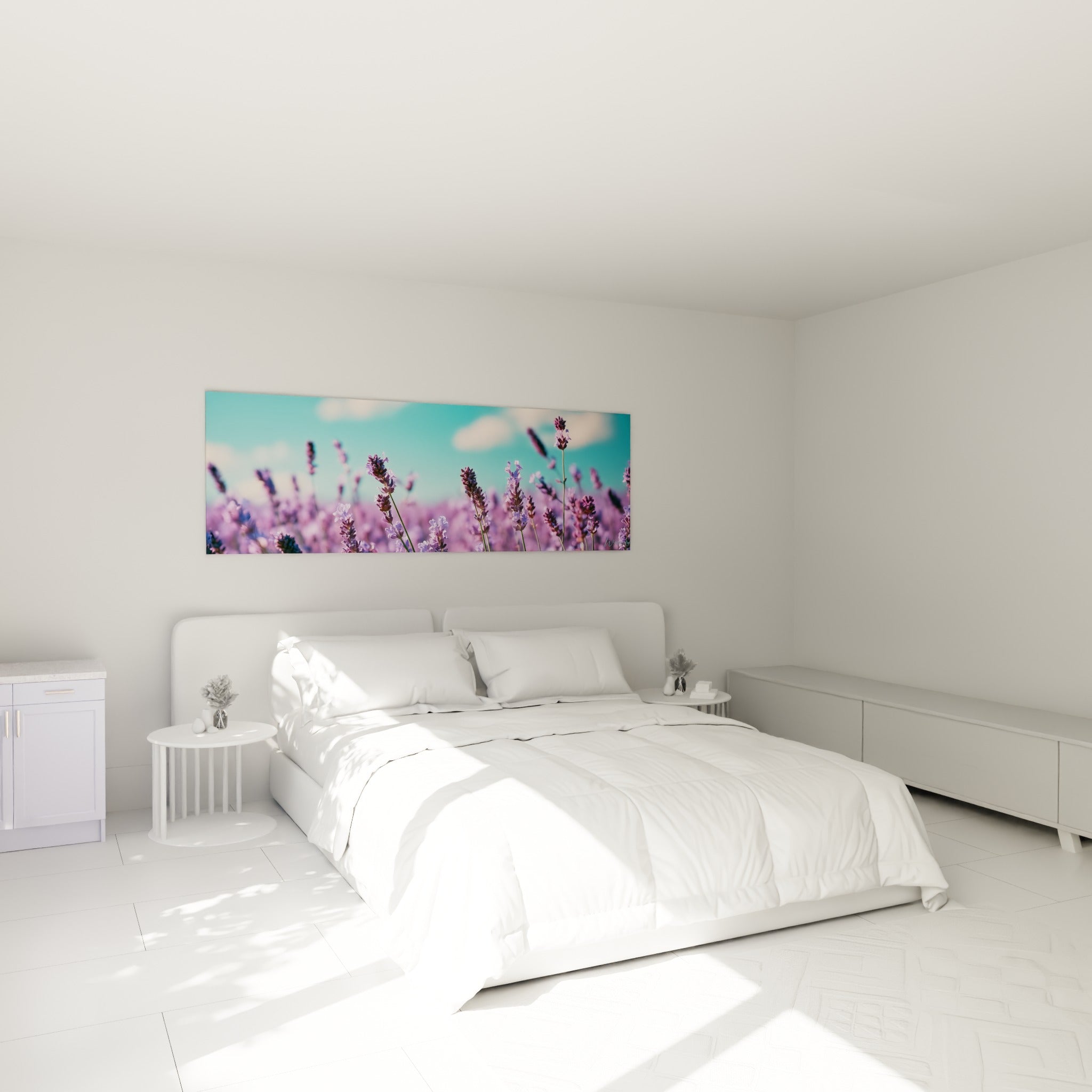 Épis de lavande violette sous ciel bleu turquoise accrochés au-dessus d'un lit dans une chambre claire