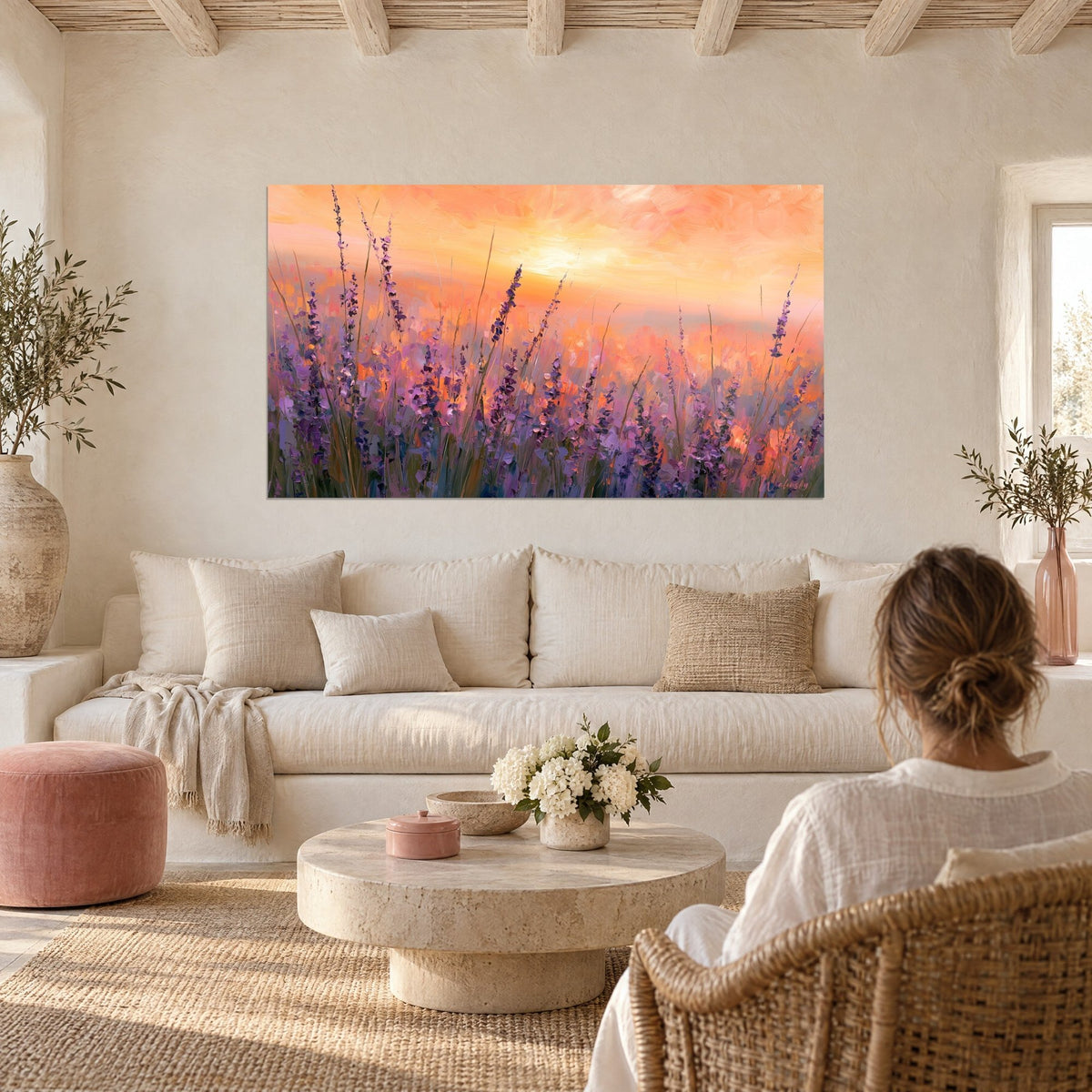Quadro campo di lavanda sotto un cielo arancio, spighe viola e fiori corallo, sopra un divano in un soggiorno luminoso