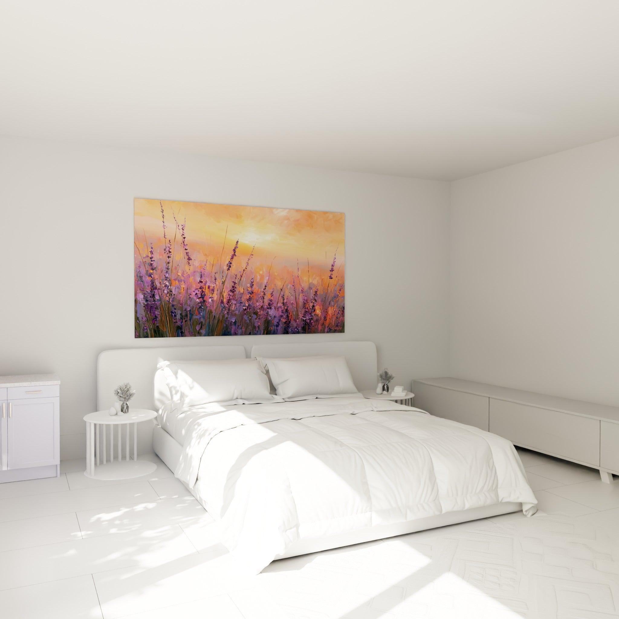 Épis de lavande mauve et ciel doré, tableau accroché au-dessus d'un lit dans une chambre claire