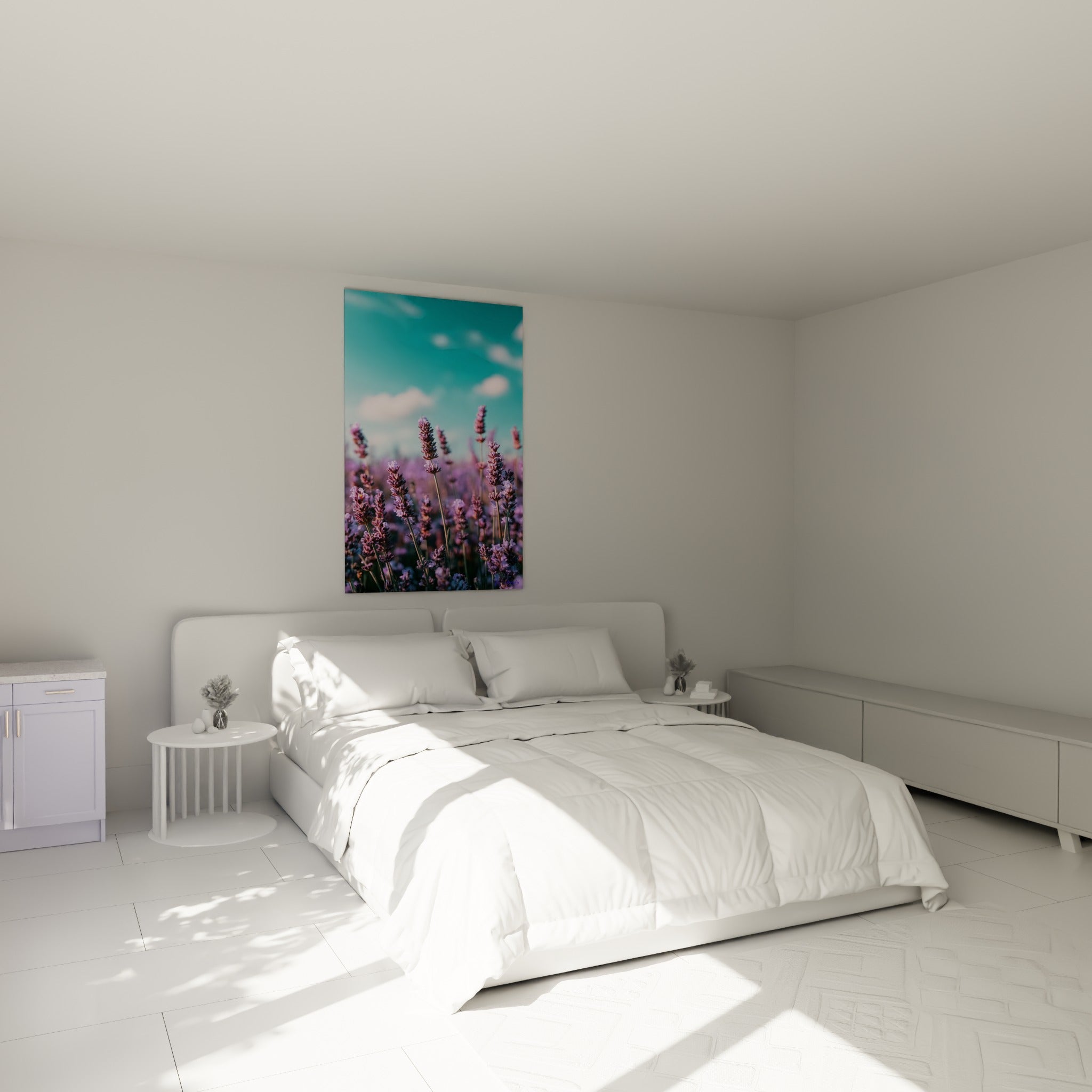 Fleurs de lavande mauve et ciel turquoise flouté accrochées au-dessus d'un lit dans une chambre claire