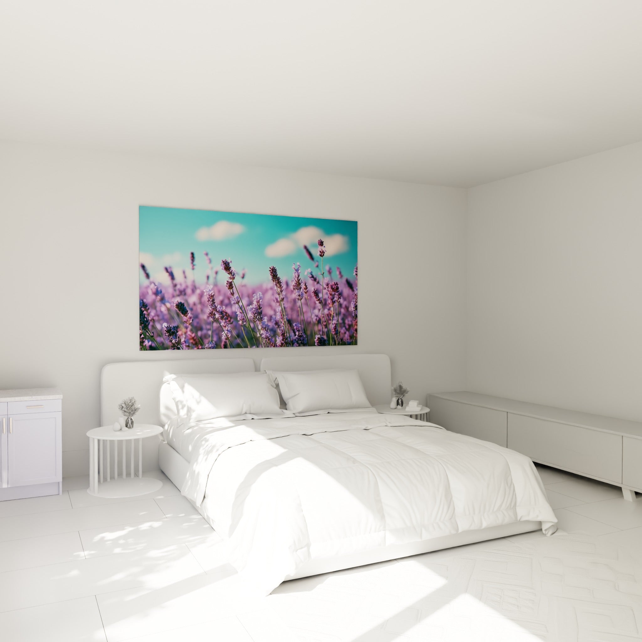 Fleurs de lavande mauves et ciel bleu clair au-dessus d'un lit dans une chambre claire