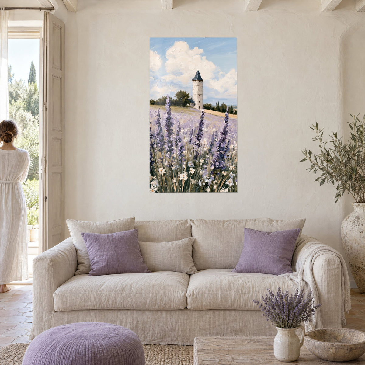 Quadro torretta di pietra bianca con tetto di ardesia scura su campo di lavanda viola e cielo azzurro, sopra un divano in un soggiorno luminoso