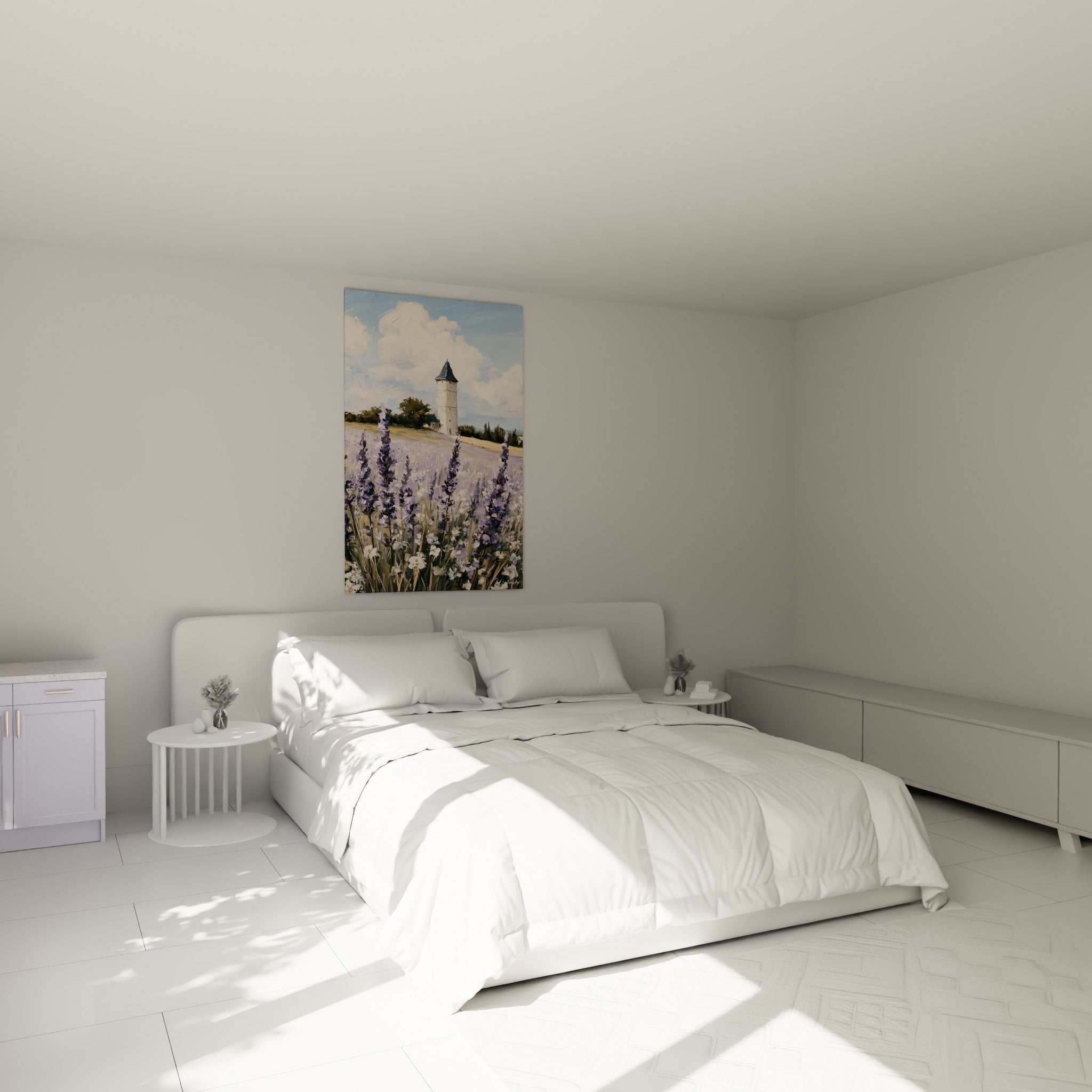 Épis de lavande mauve et tour de pierre au-dessus d'un lit dans une chambre claire