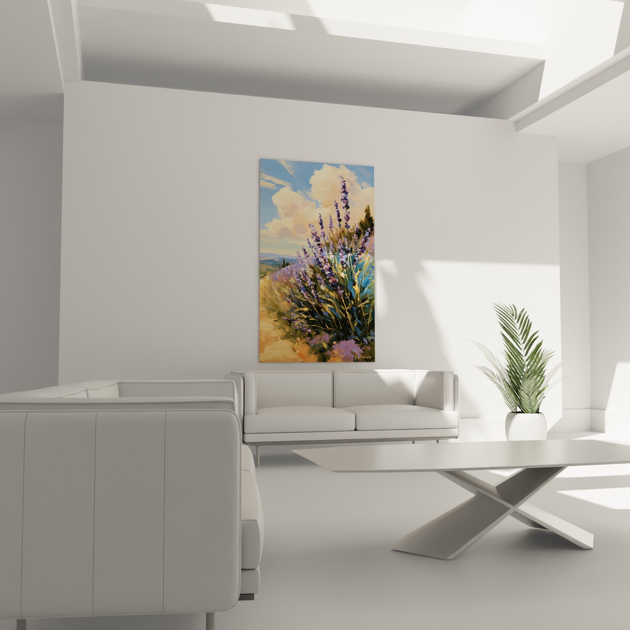 Bouquet de lavande violette et champ ocre sous des nuages crème, disposé au-dessus d'un canapé dans un salon lumineux