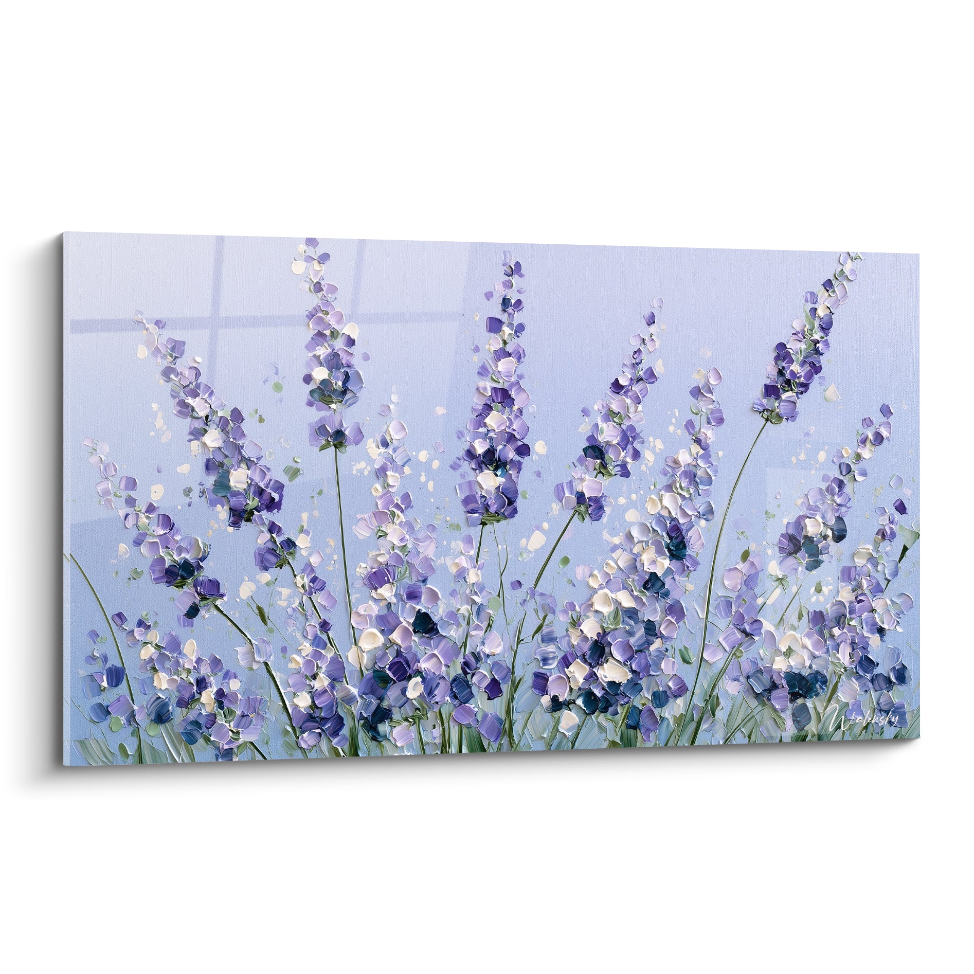 Épis de lavande violette et blanche peints en relief sur fond bleu pastel texturé