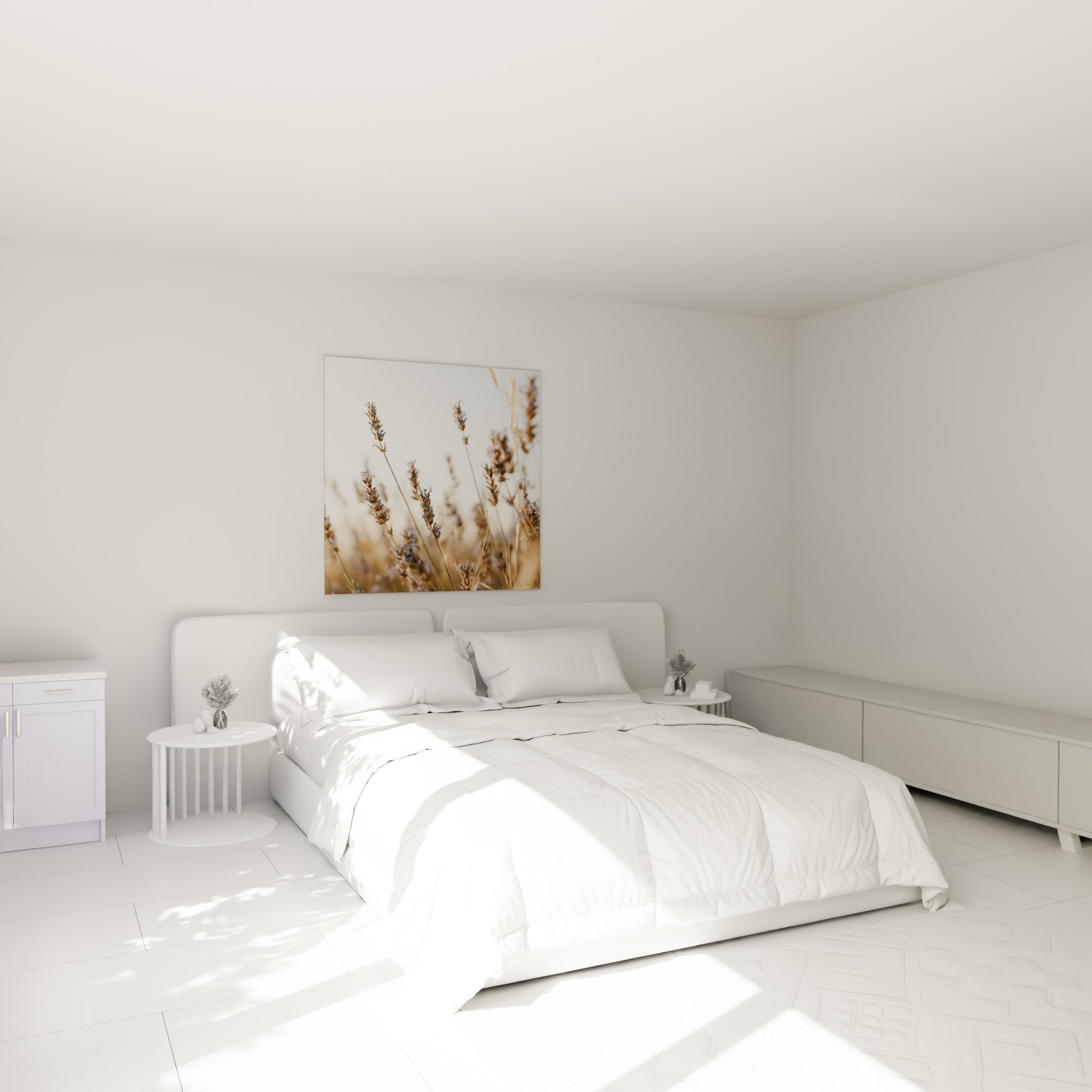 Épis de lavande mauve et dorée au-dessus d'un lit dans une chambre claire