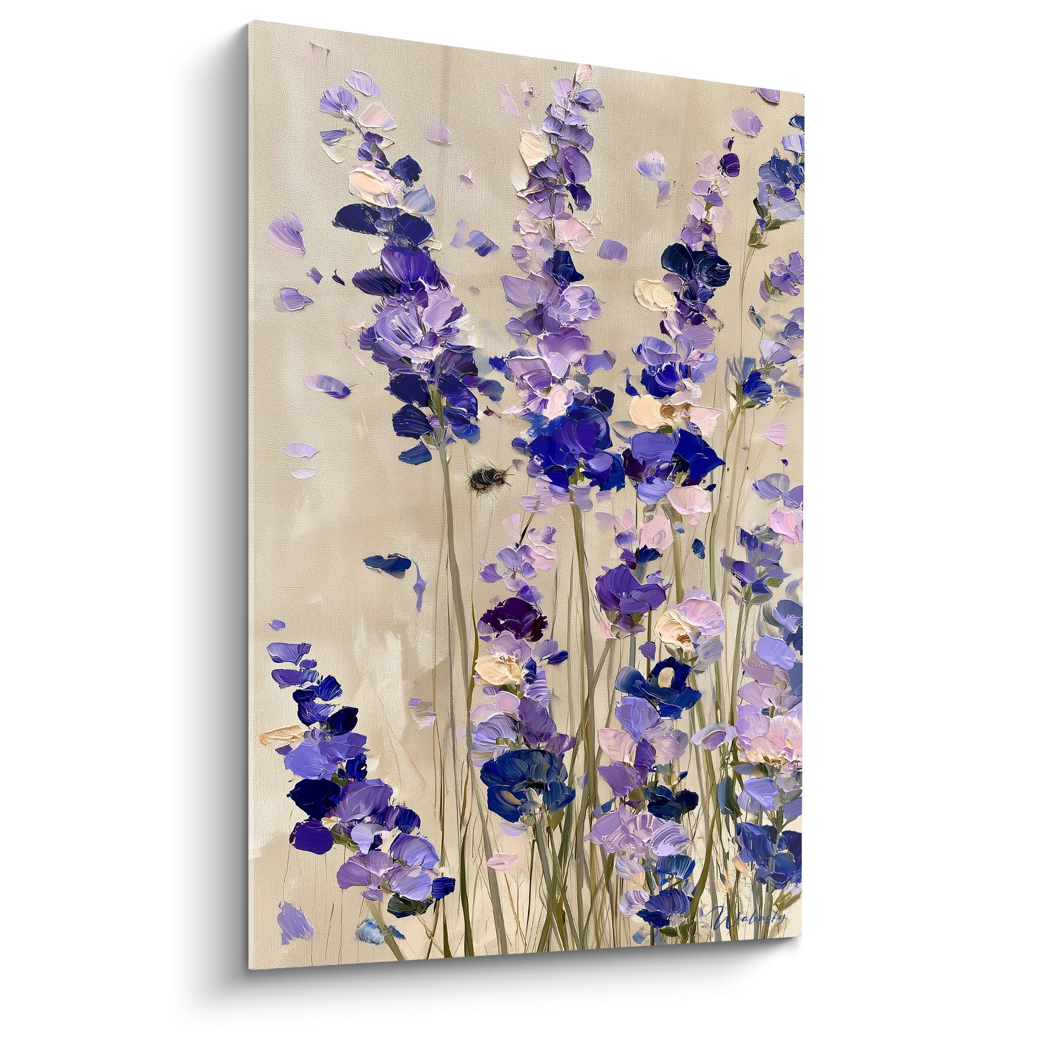 Épis de lavande bleu marine et violet peints en empâtement sur fond beige, abeille discrète