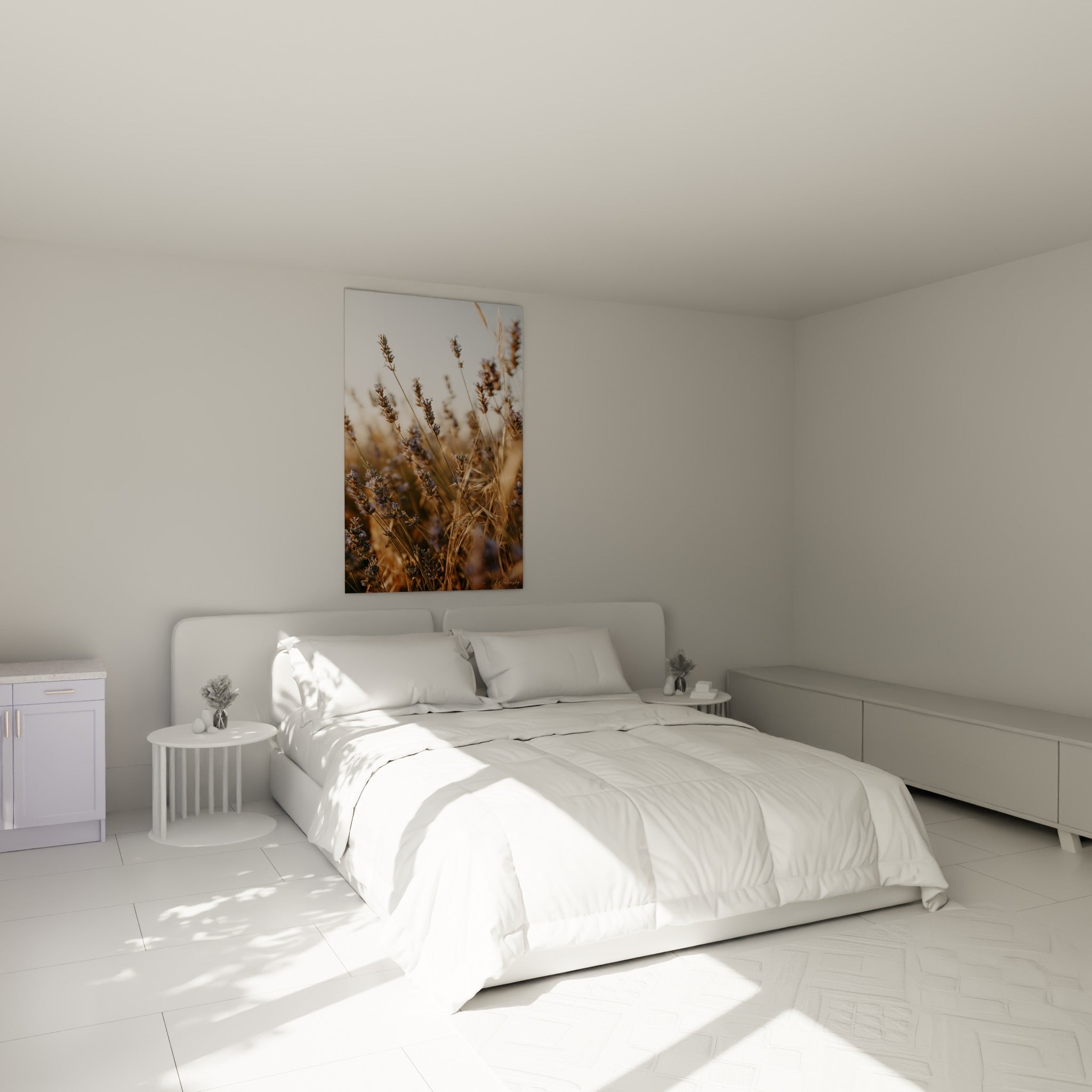 Fleurs de lavande mauve et tiges dorées accrochées au-dessus d'un lit dans une chambre claire