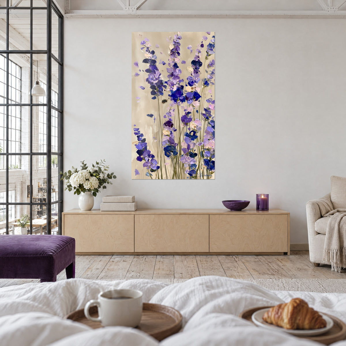 Quadro steli floreali viola e petali rosati su tela color crema, formato verticale, sopra un letto in una camera luminosa