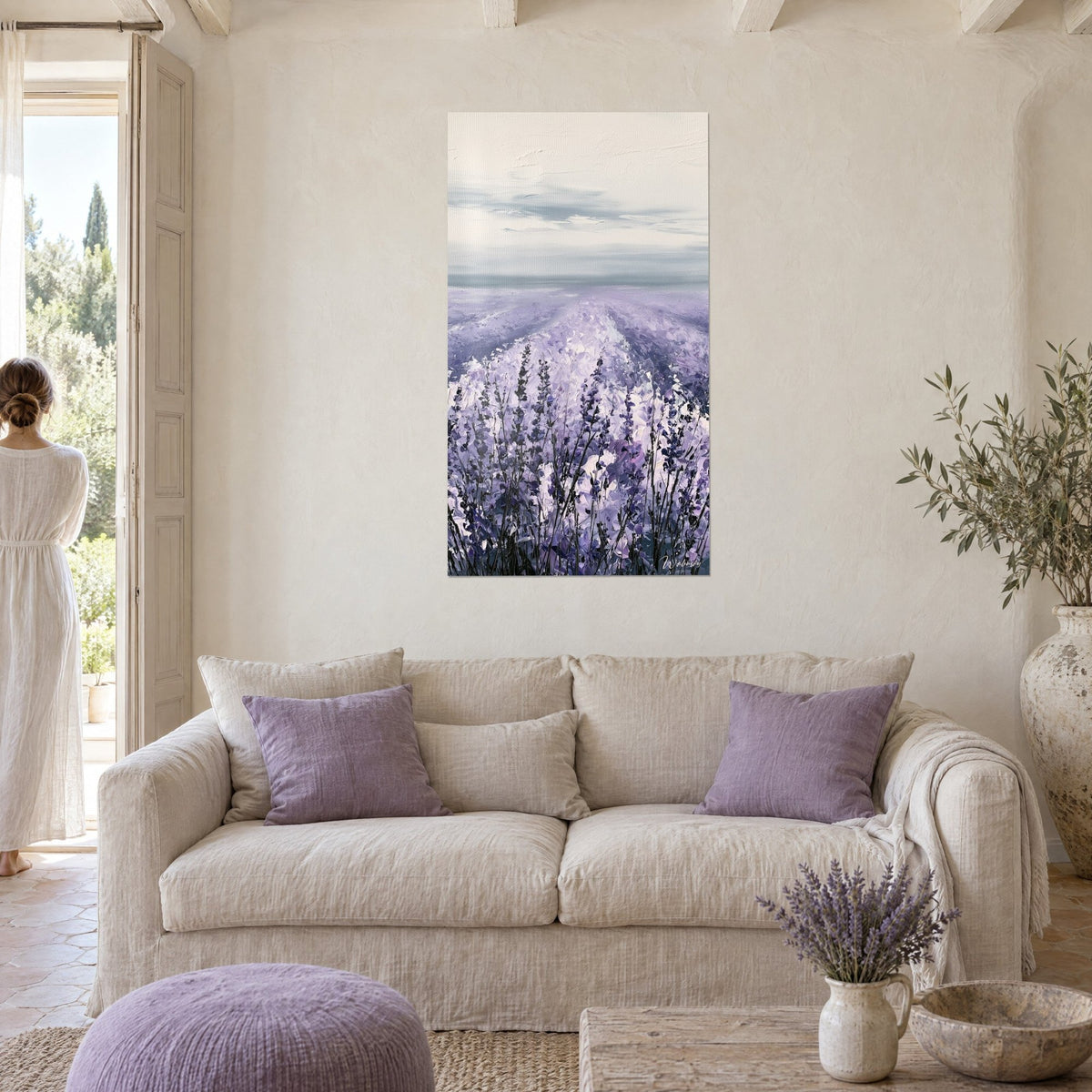 Quadro campo di lavanda a pittura a spatola, cielo grigio perla e spighe viola, sopra un divano in un soggiorno luminoso