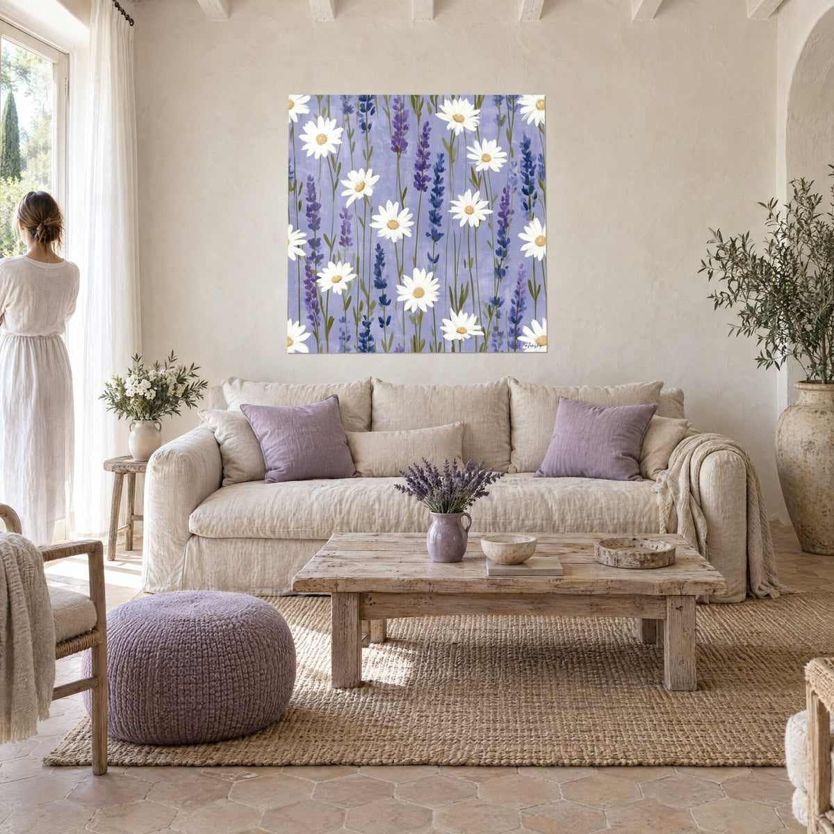 Cuadro margaritas blancas de corazón dorado entre espigas moradas sobre fondo lavanda, encima de un sofá en un salón luminoso