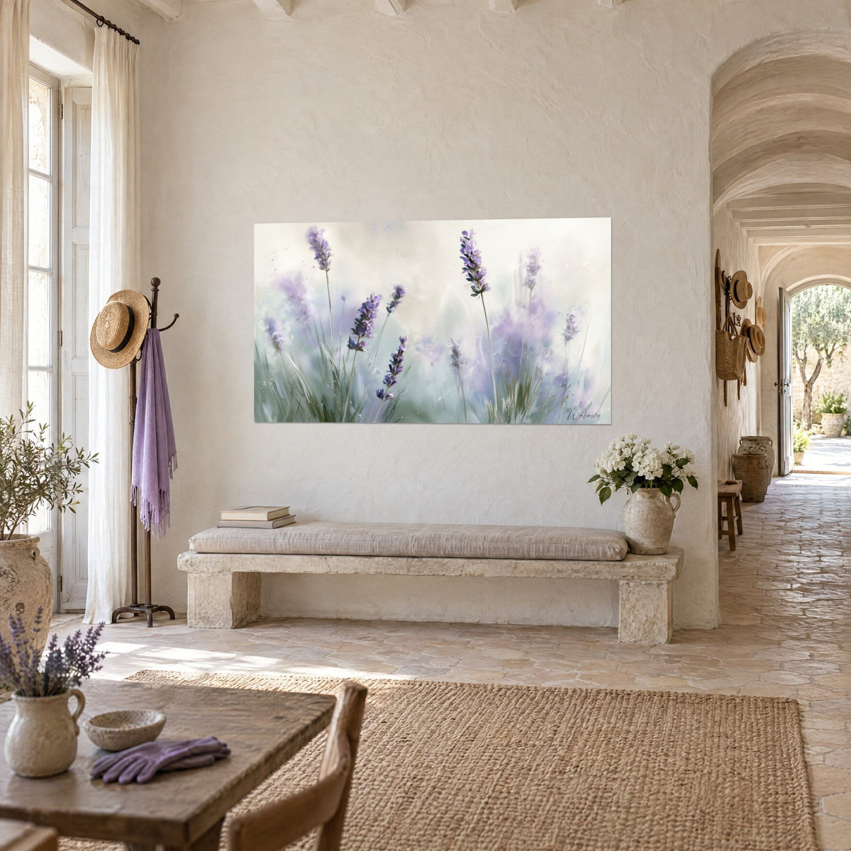 Cuadro ramo de lavanda con flores malva y follaje verde salvia, desenfoque vaporoso, colgado al fondo del pasillo abovedado del mas