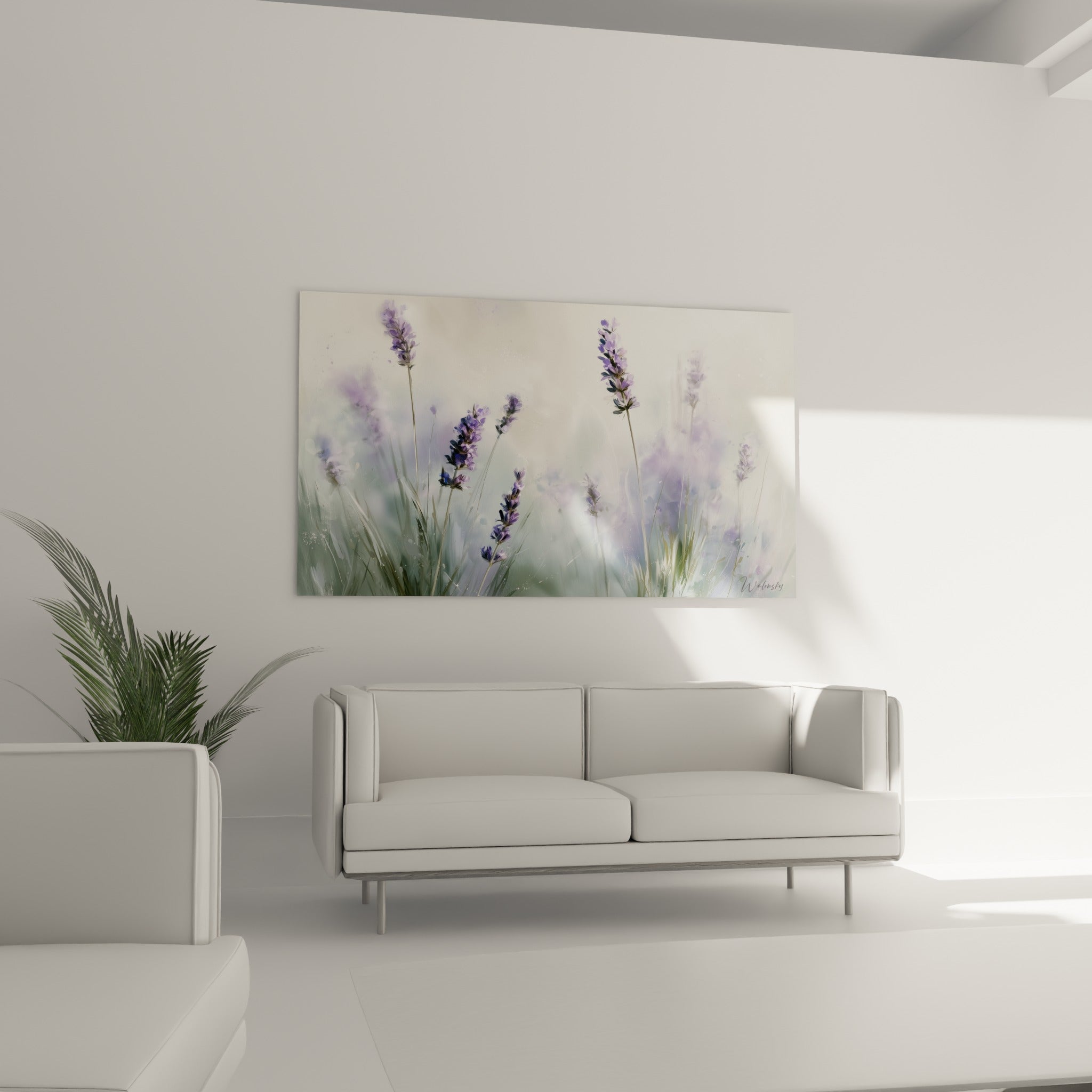 Tiges de lavande mauve et sauge se détachant sur fond crème, au-dessus d'un canapé dans un salon lumineux