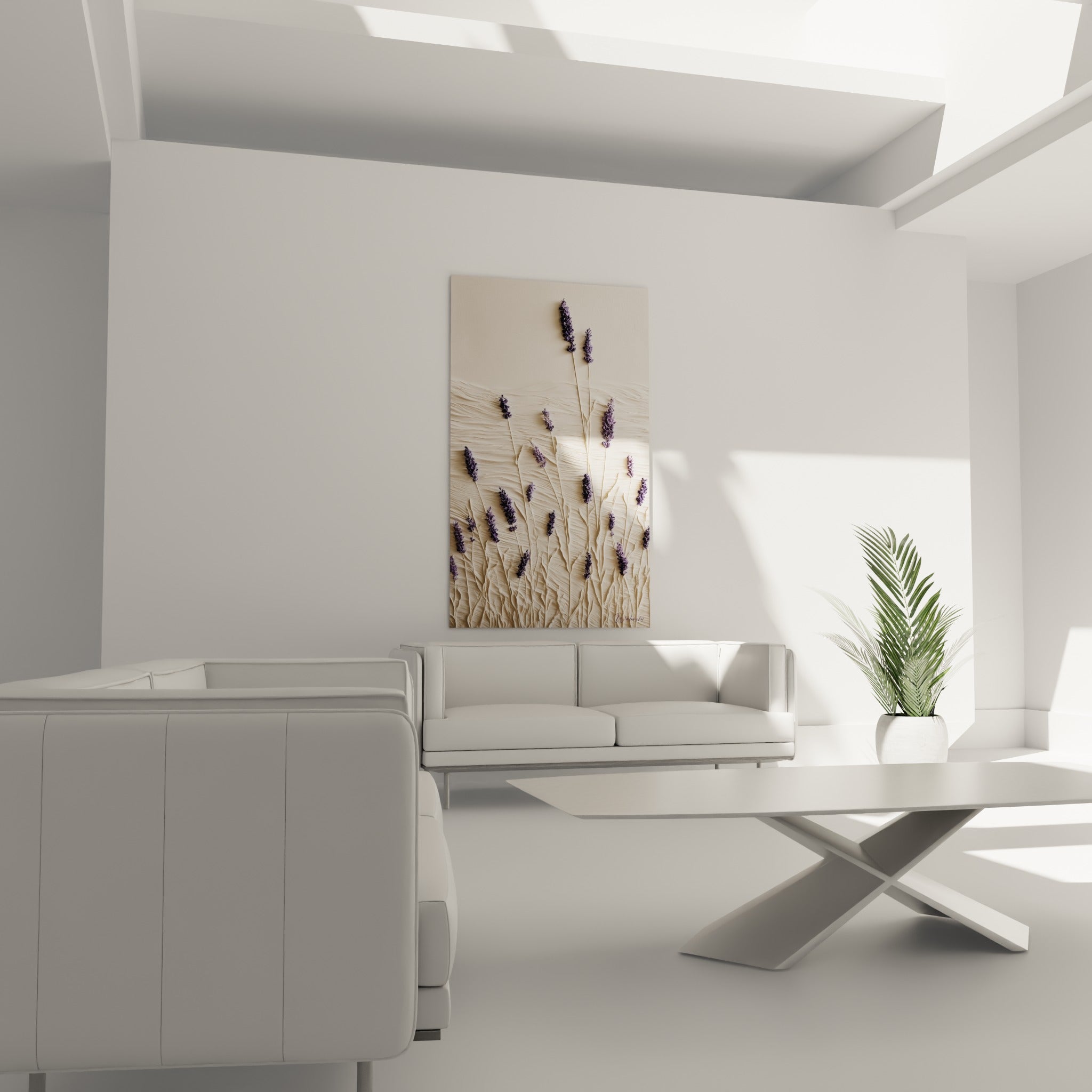 Tiges de lavande violette sur matière beige ondulée au-dessus d'un canapé dans un salon lumineux