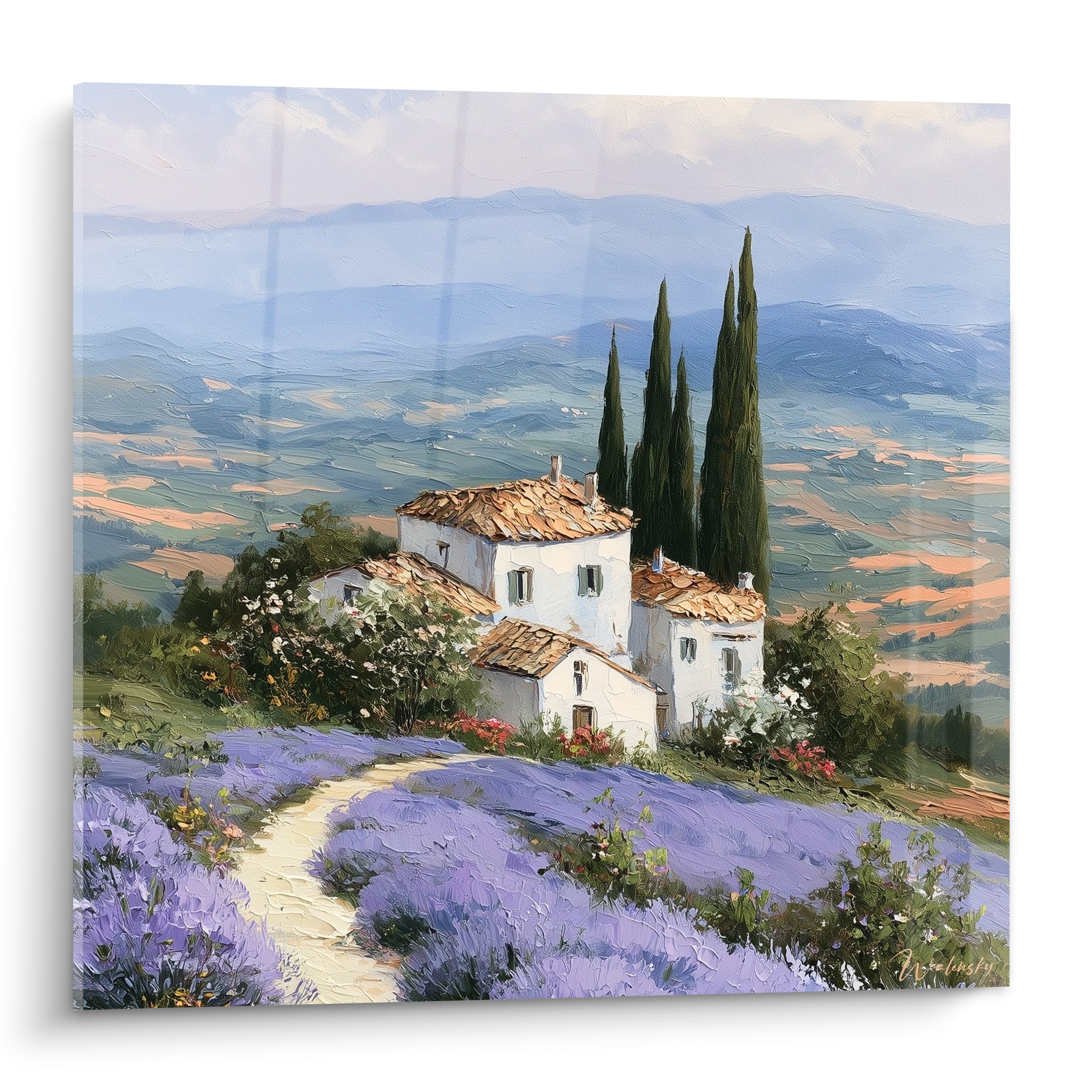 Ferme provençale blanche entourée de lavande violette et de cyprès vert sombre sous ciel bleu pâle