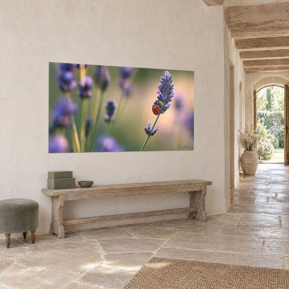 Gemälde scharlachroter Käfer, der an einem Lavendelstängel emporklettert, blauviolette Blüten und goldrosa Hintergrund, verputzte Wand eines Steinflurs