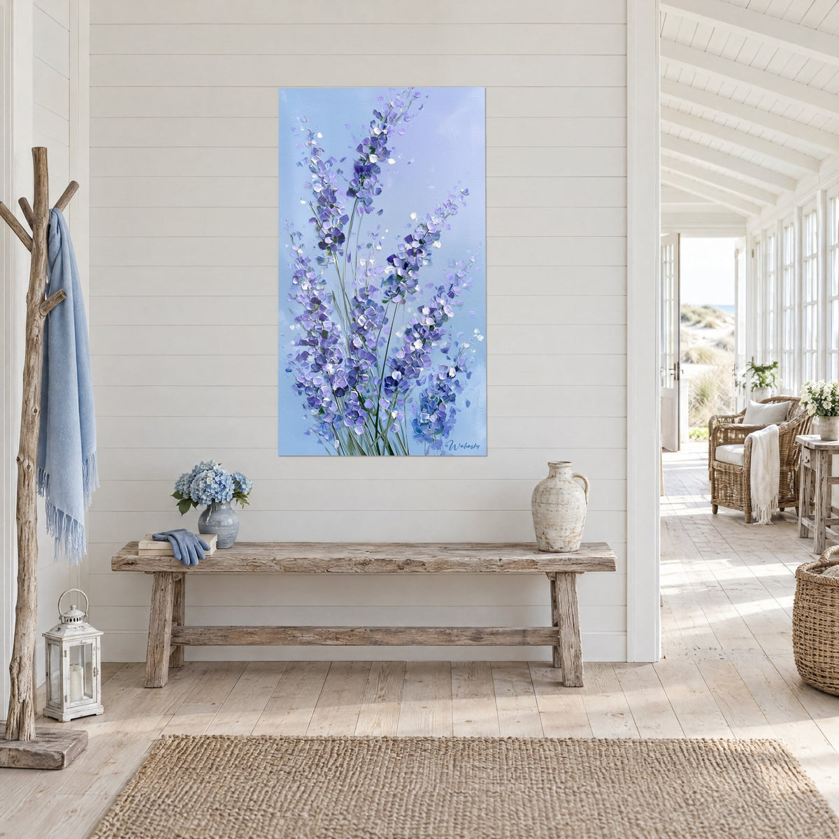 Schilderij lavendelbloemen in reliëf, mauve en indigo op azuurblauwe lucht, opgehangen naast een ruwe houten bank, huis aan zee