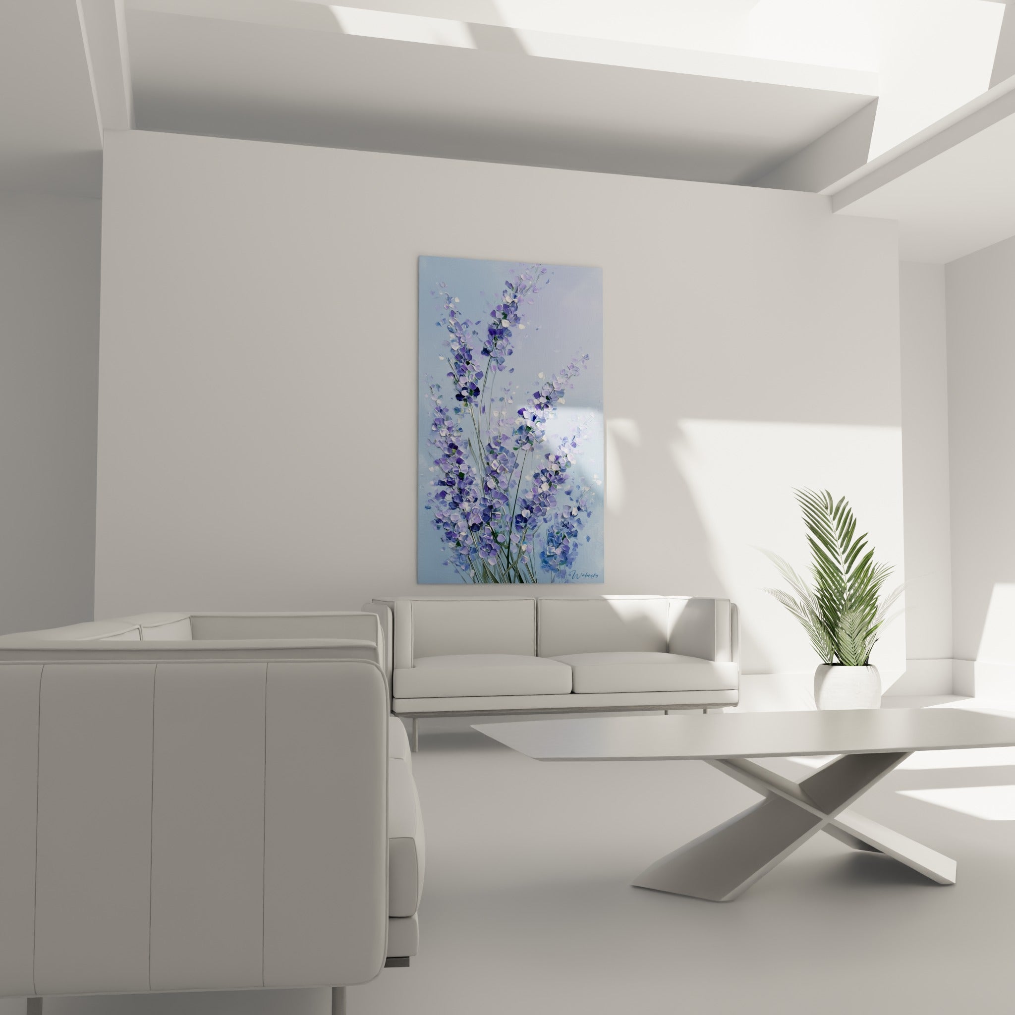 Bouquet de lavande mauve et bleu ciel positionné au-dessus d'un canapé dans un salon lumineux