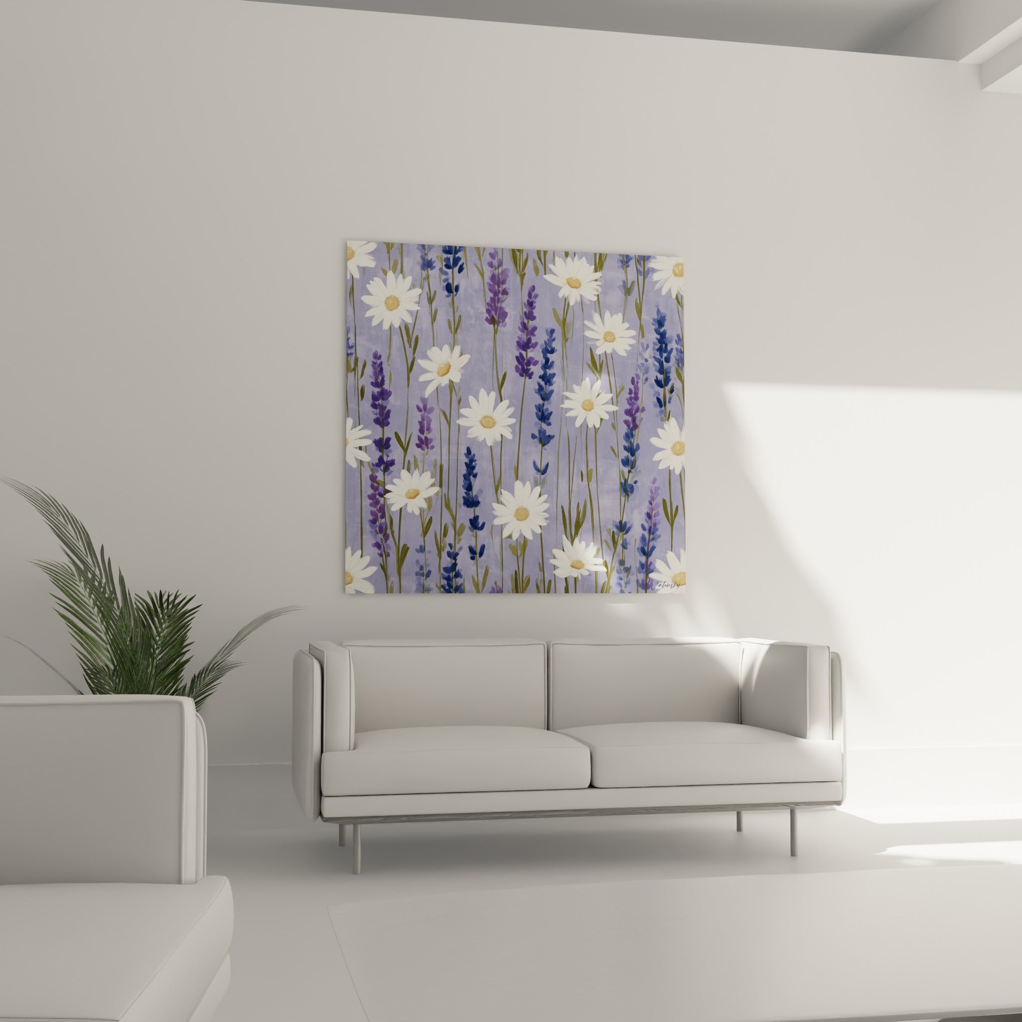 Fleurs blanches et bleu indigo peintes en tiges verticales au-dessus d'un canapé dans un salon lumineux