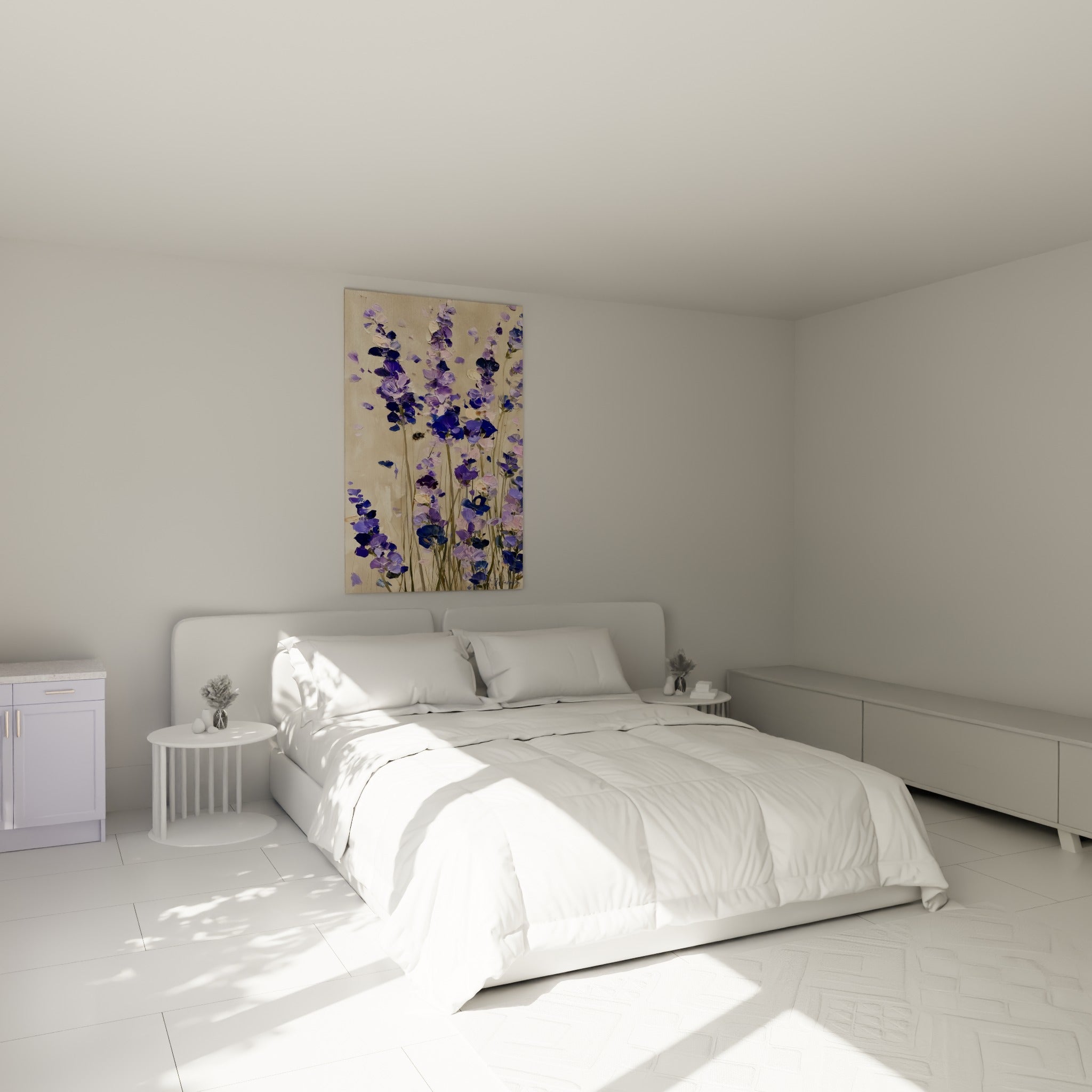 Fleurs de lavande texturées bleu marine et lilas au-dessus d'un lit dans une chambre claire