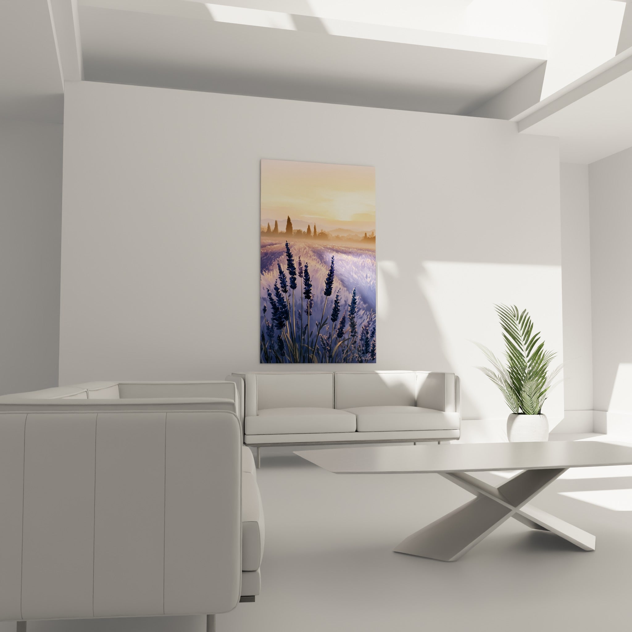 Fleurs de lavande bleu marine et lumière dorée disposées au-dessus d'un canapé dans un salon lumineux