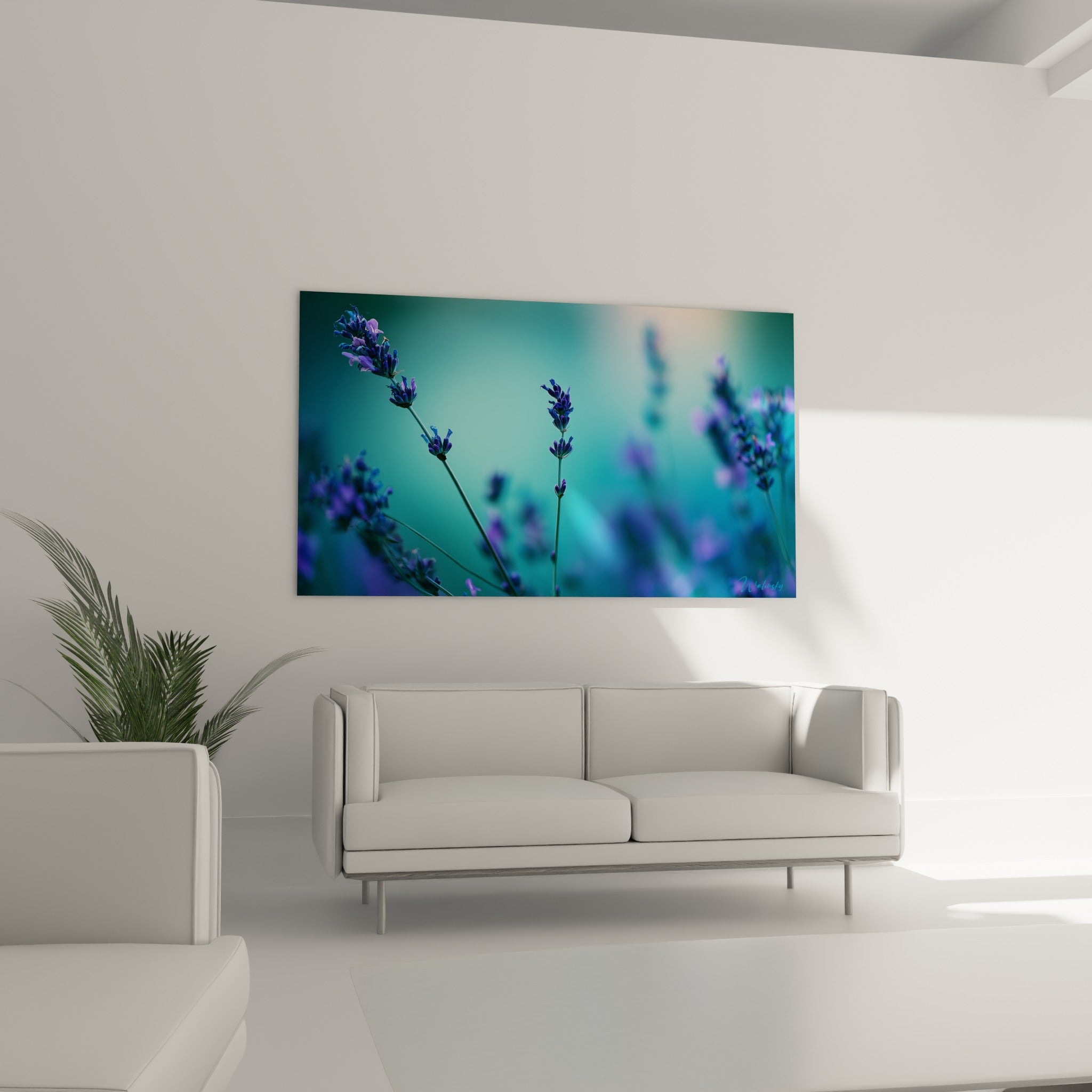 Fleurs de lavande violette et fond bleu-vert diffus accrochées au-dessus d'un canapé dans un salon lumineux