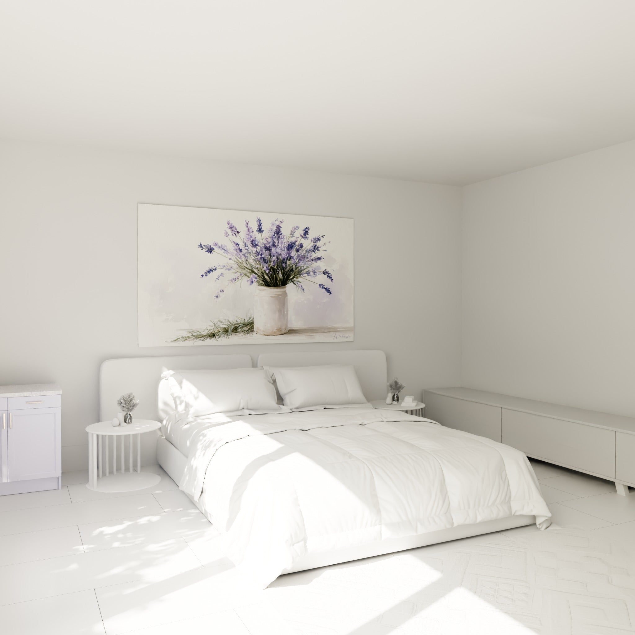 Fleurs de lavande violette et pot blanc vieilli au-dessus d'un lit dans une chambre claire