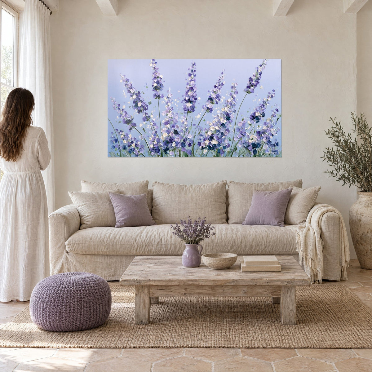 Gemälde Lavendelähren in Violett auf pastellblauem Himmel, cremeweiße Blütenblätter im Relief, über einem Sofa in einem hellen Wohnzimmer