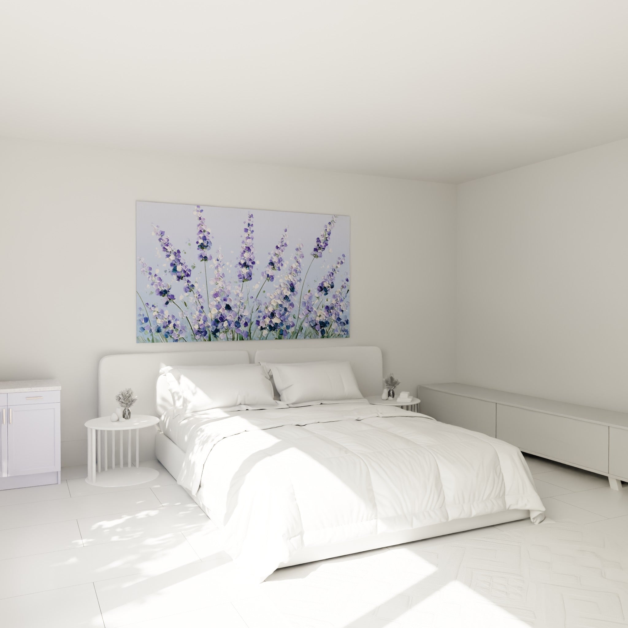 Lavande violet et bleu pastel en empâtement, accrochée au-dessus d'un lit dans une chambre claire